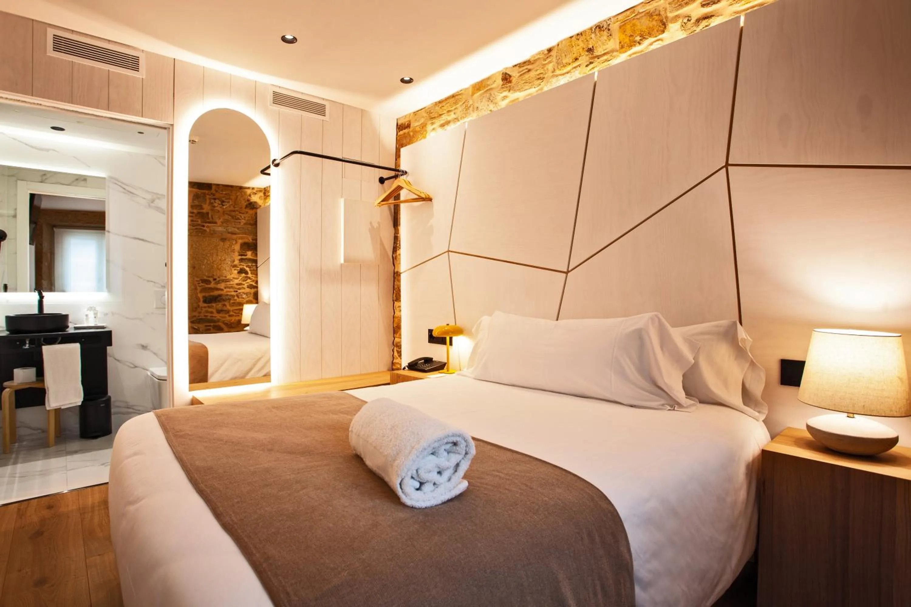 Photo of the whole room, Bed in Hotel Plaza Obradoiro by Bossh! Hotels