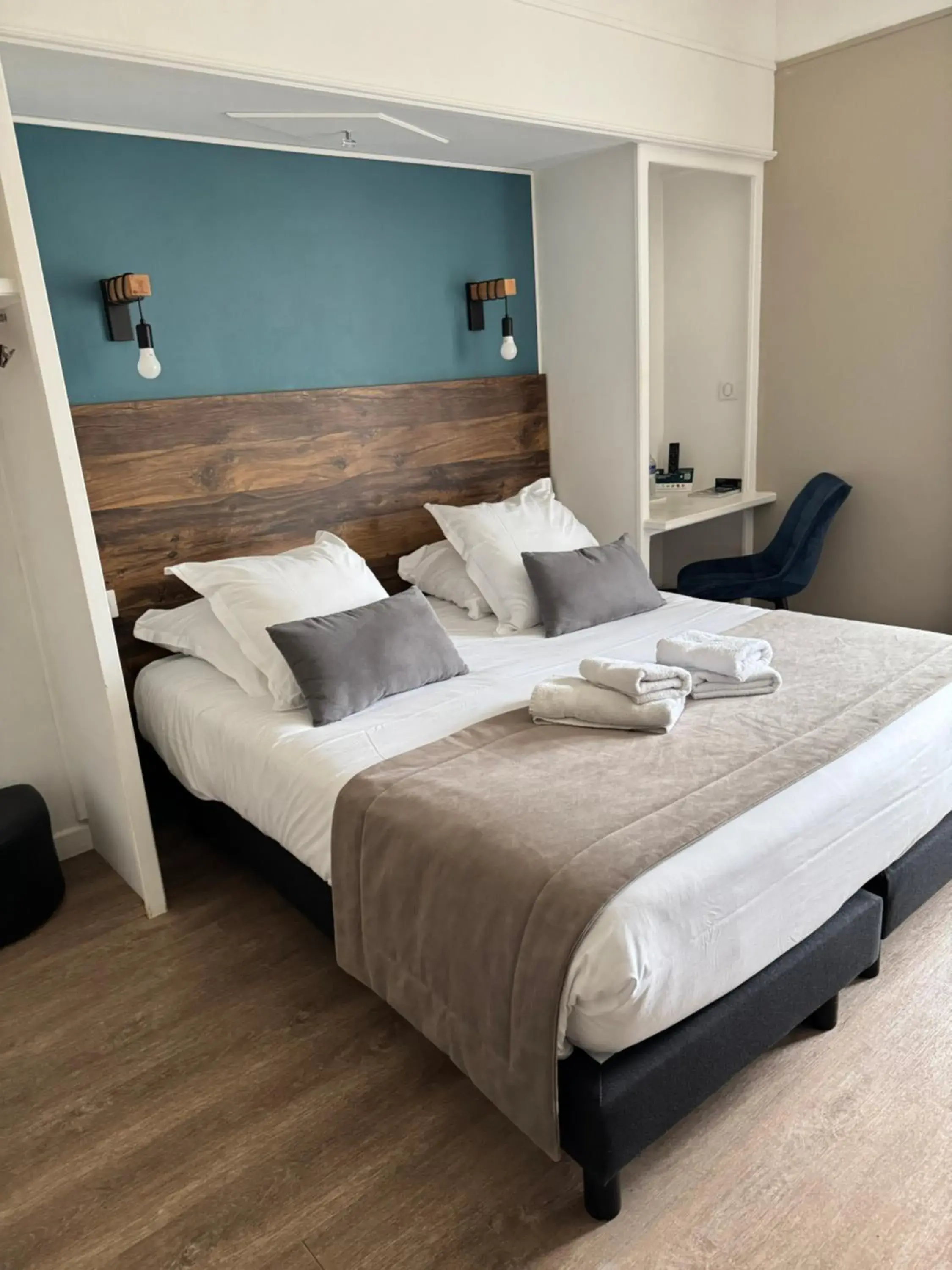Double Room in Logis Hôtel de la Poste Double Room in Logis Hôtel de la Poste