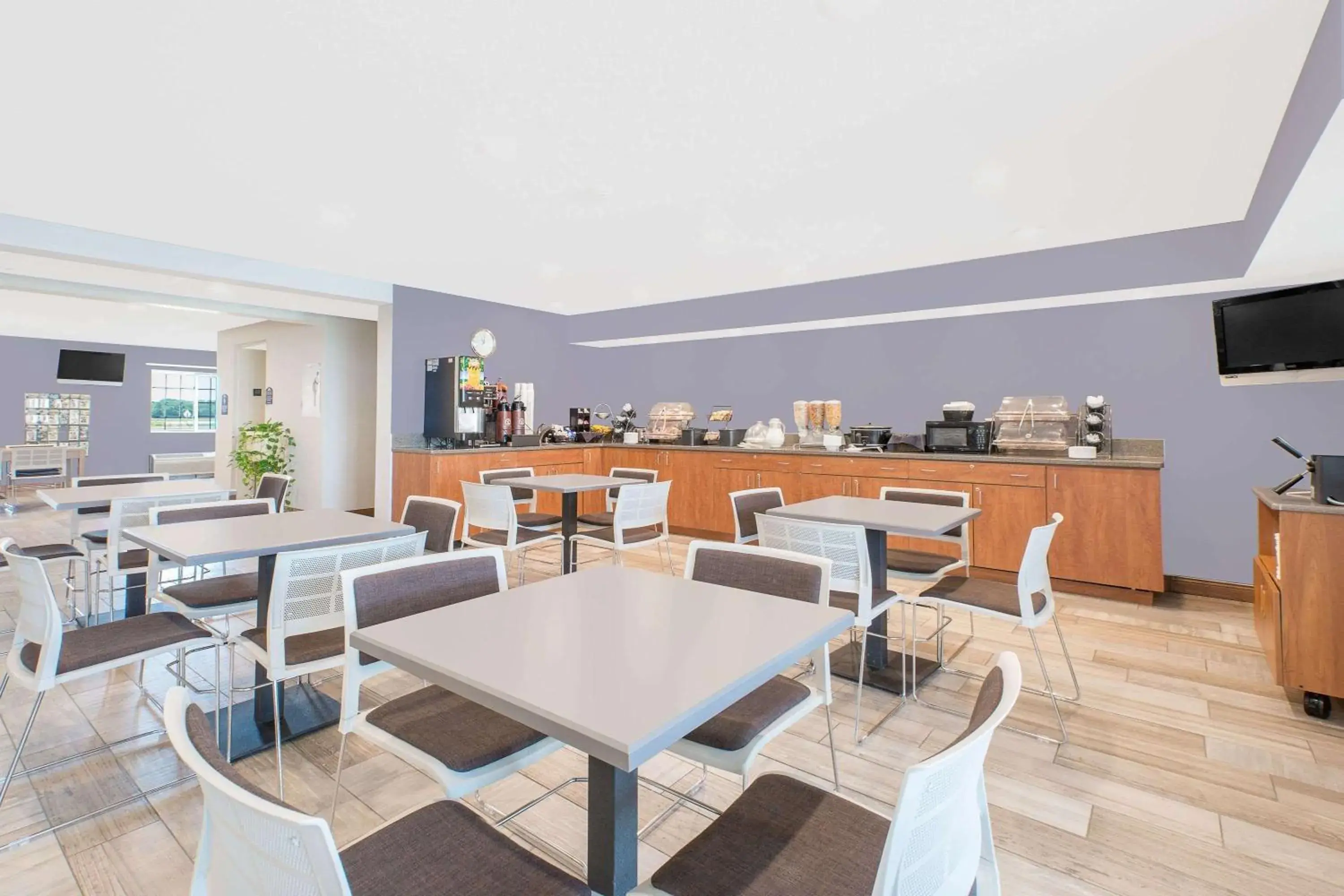 Restaurant/places to eat in MICROTEL Inn and Suites - Ames Restaurant/places to eat in MICROTEL Inn and Suites - Ames