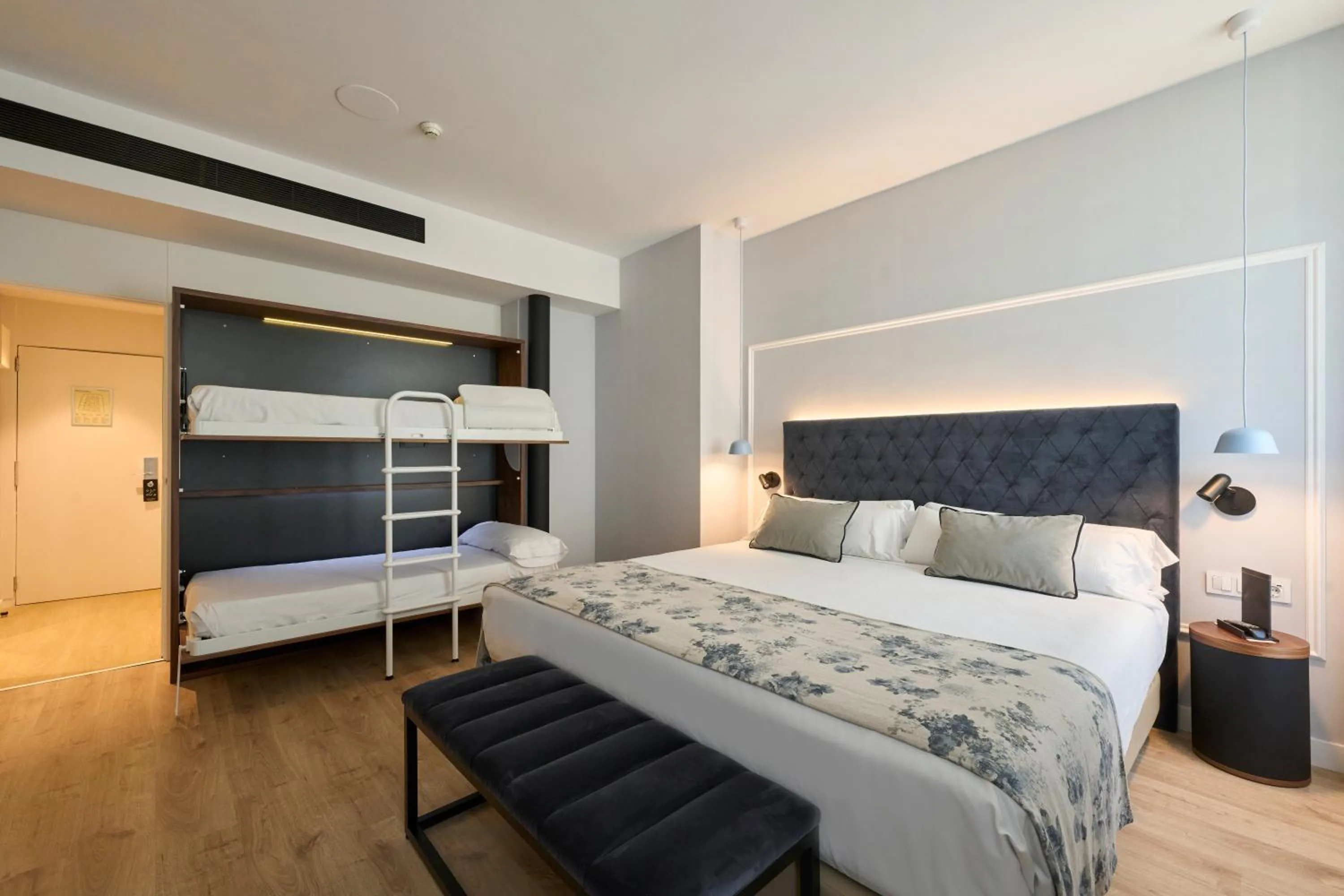 Photo of the whole room, Bed in Catalonia El Pilar