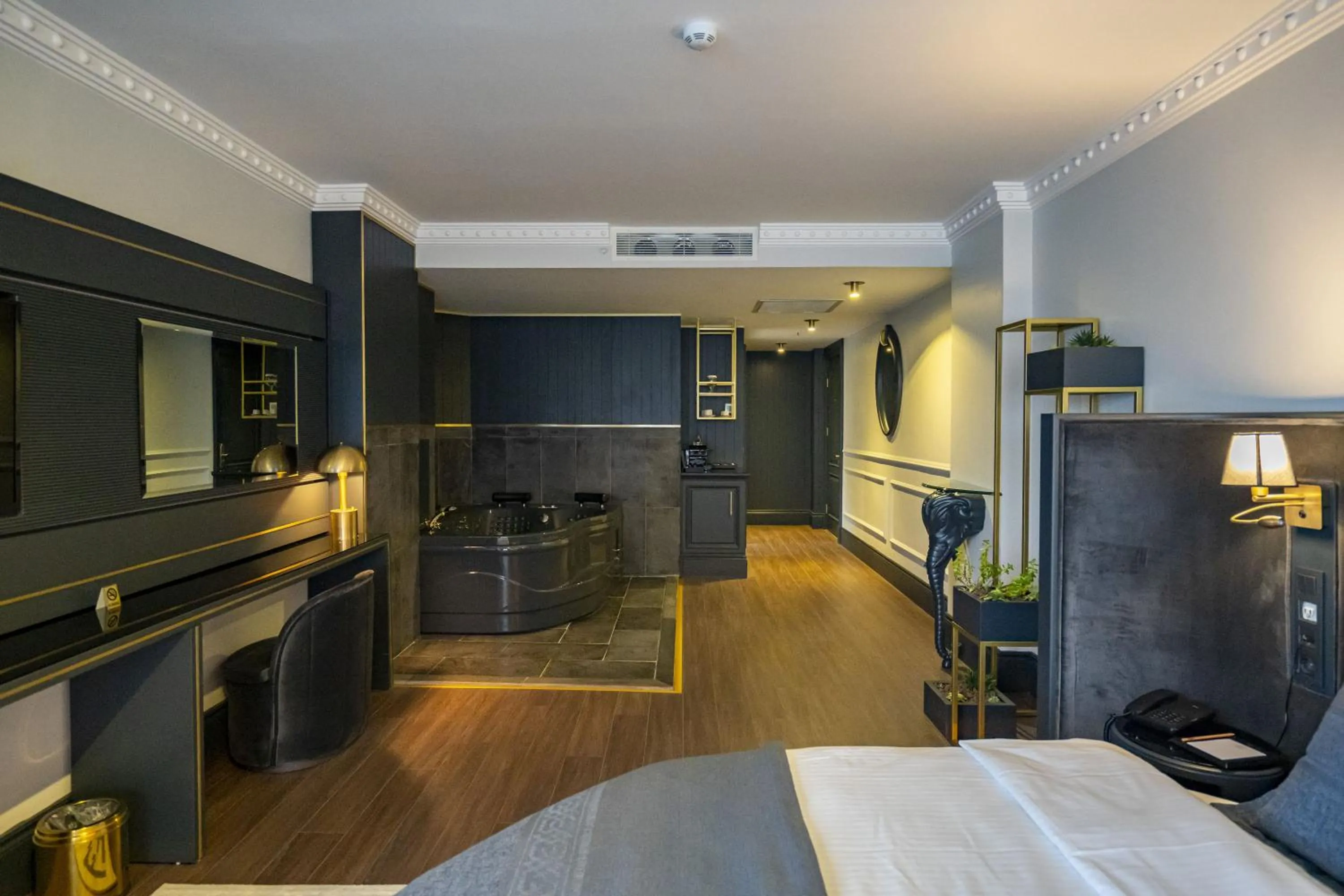 Hot Tub, Bed in A11 HOTEL BOSPHORUS