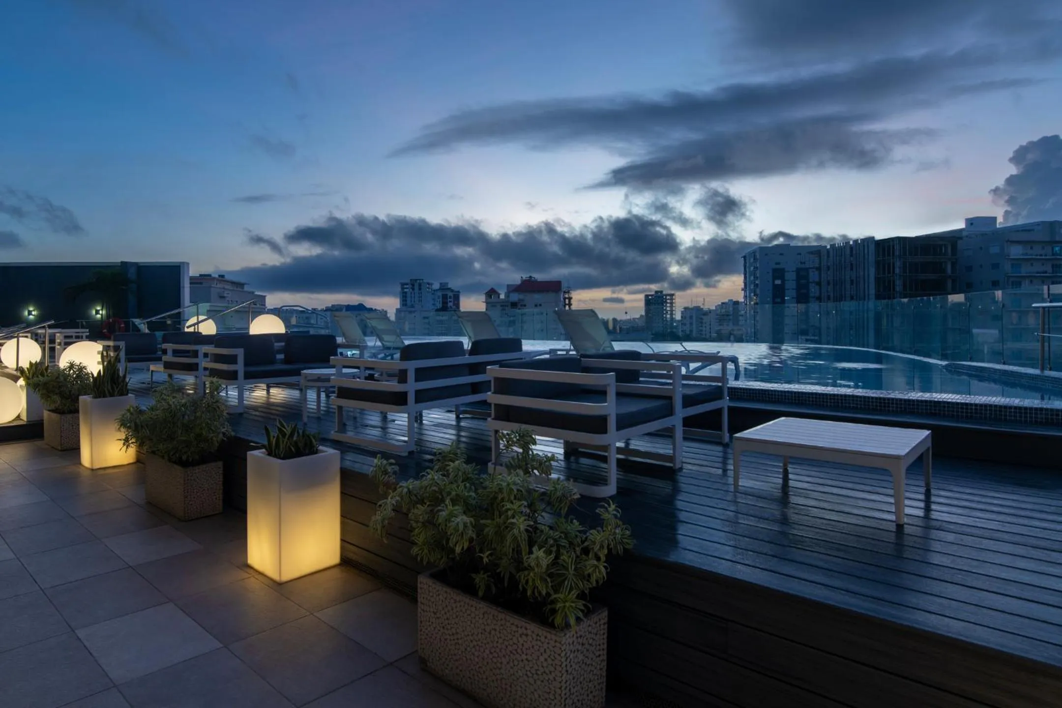 Swimming pool in Embassy Suites by Hilton Santo Domingo