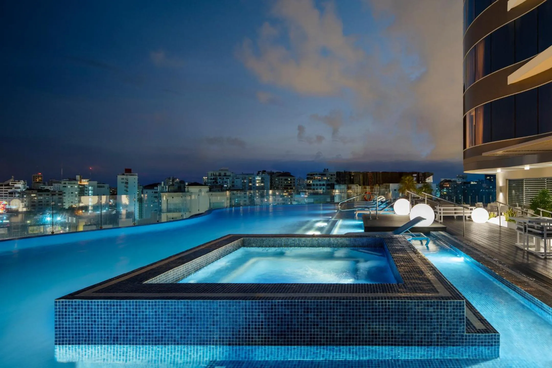 Swimming pool in Embassy Suites by Hilton Santo Domingo
