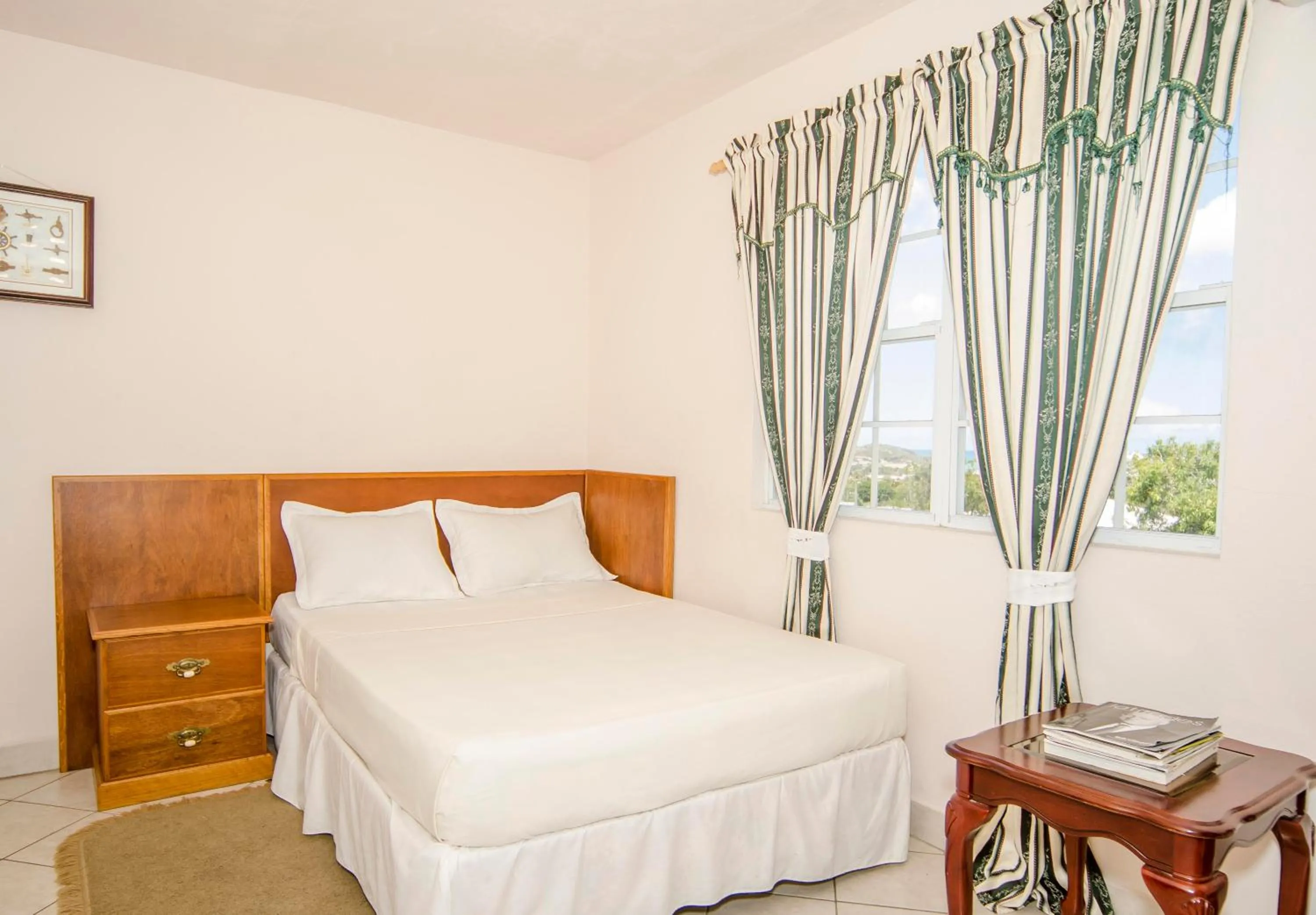 Photo of the whole room, Bed in Caribbean Inn and Suites