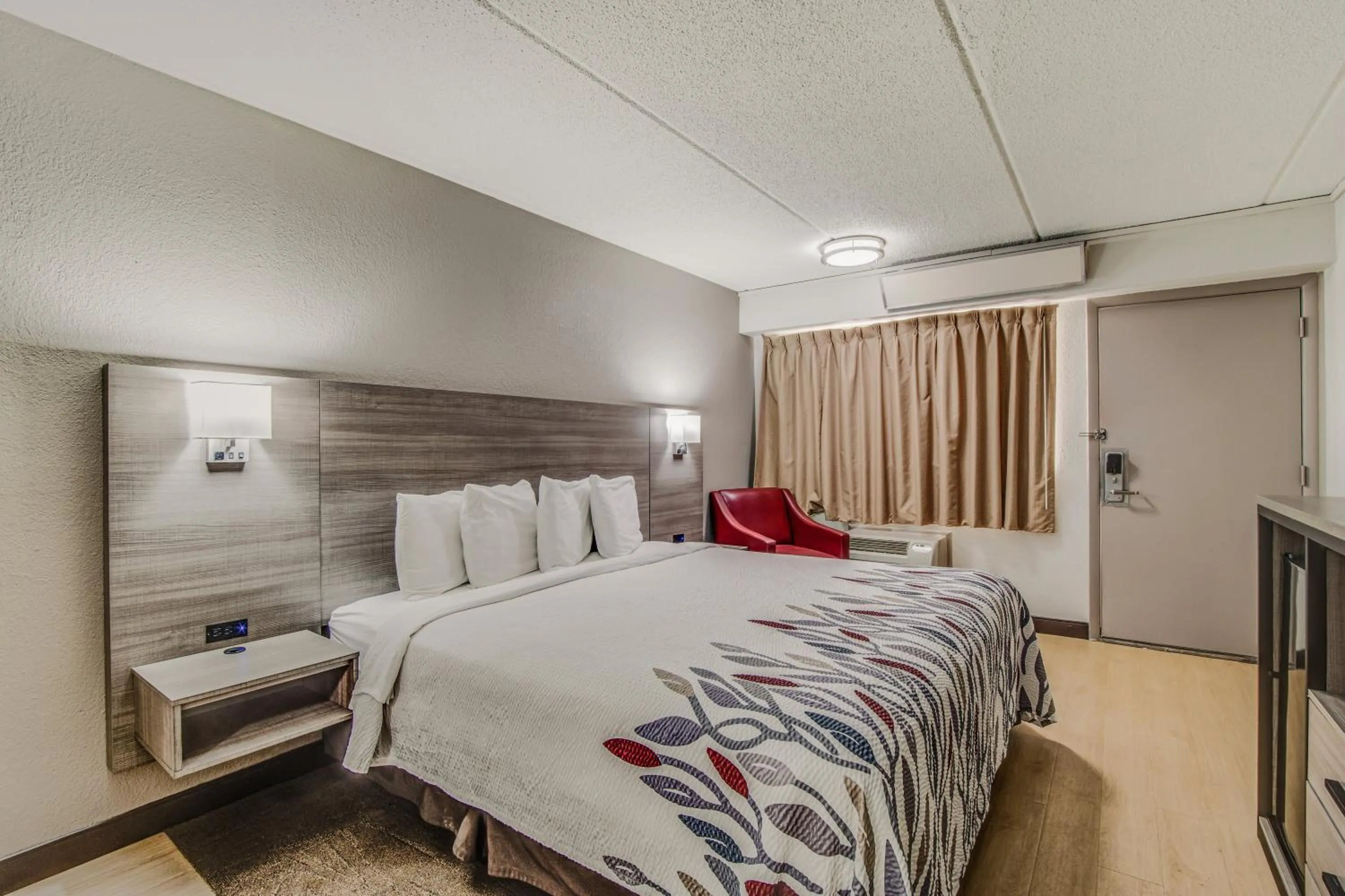 Bedroom, Bed in Red Roof Inn Columbia East - Ft Jackson