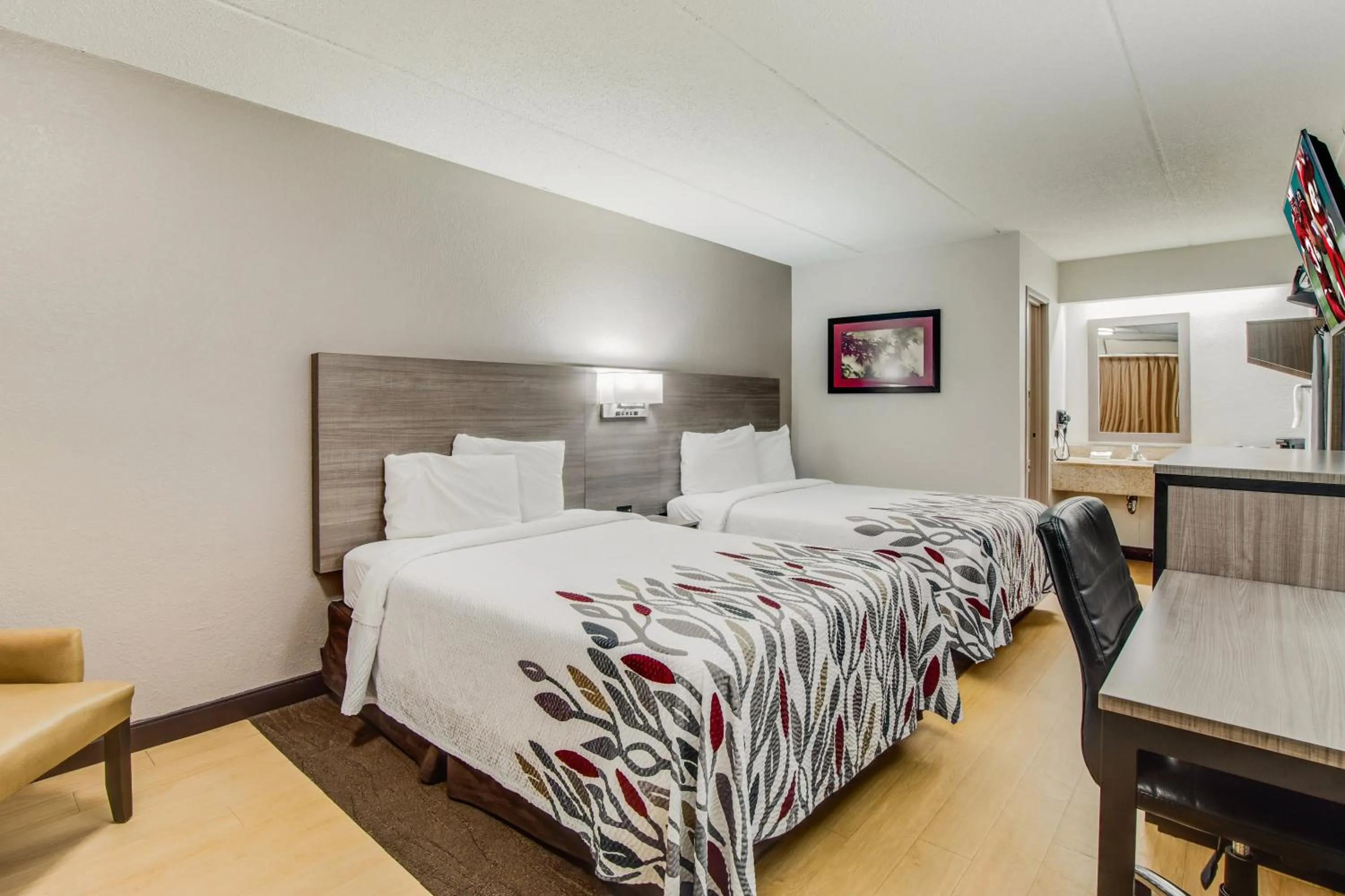 Bedroom, Bed in Red Roof Inn Columbia East - Ft Jackson