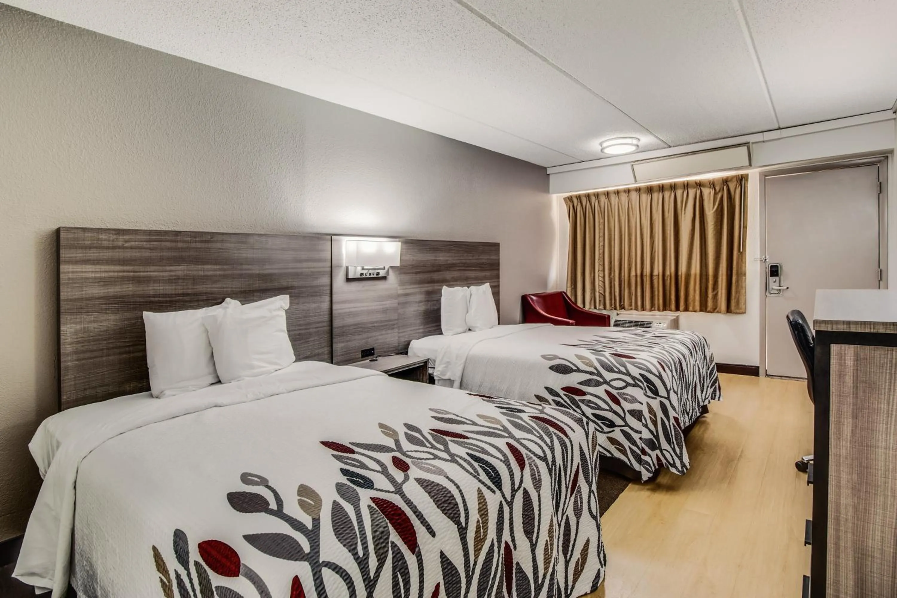 Bedroom, Bed in Red Roof Inn Columbia East - Ft Jackson