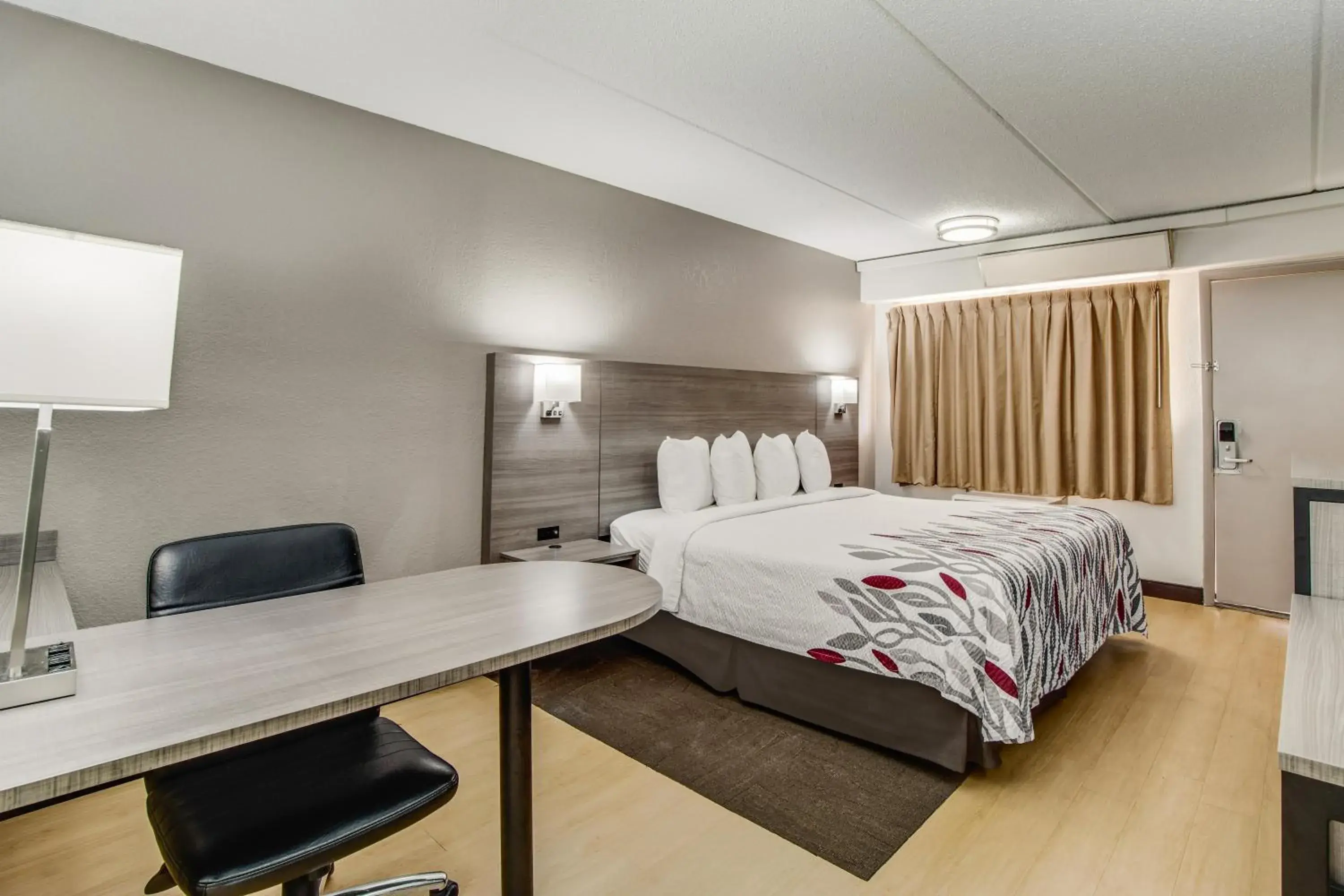 Bedroom, Bed in Red Roof Inn Columbia East - Ft Jackson Bedroom, Bed in Red Roof Inn Columbia East - Ft Jackson