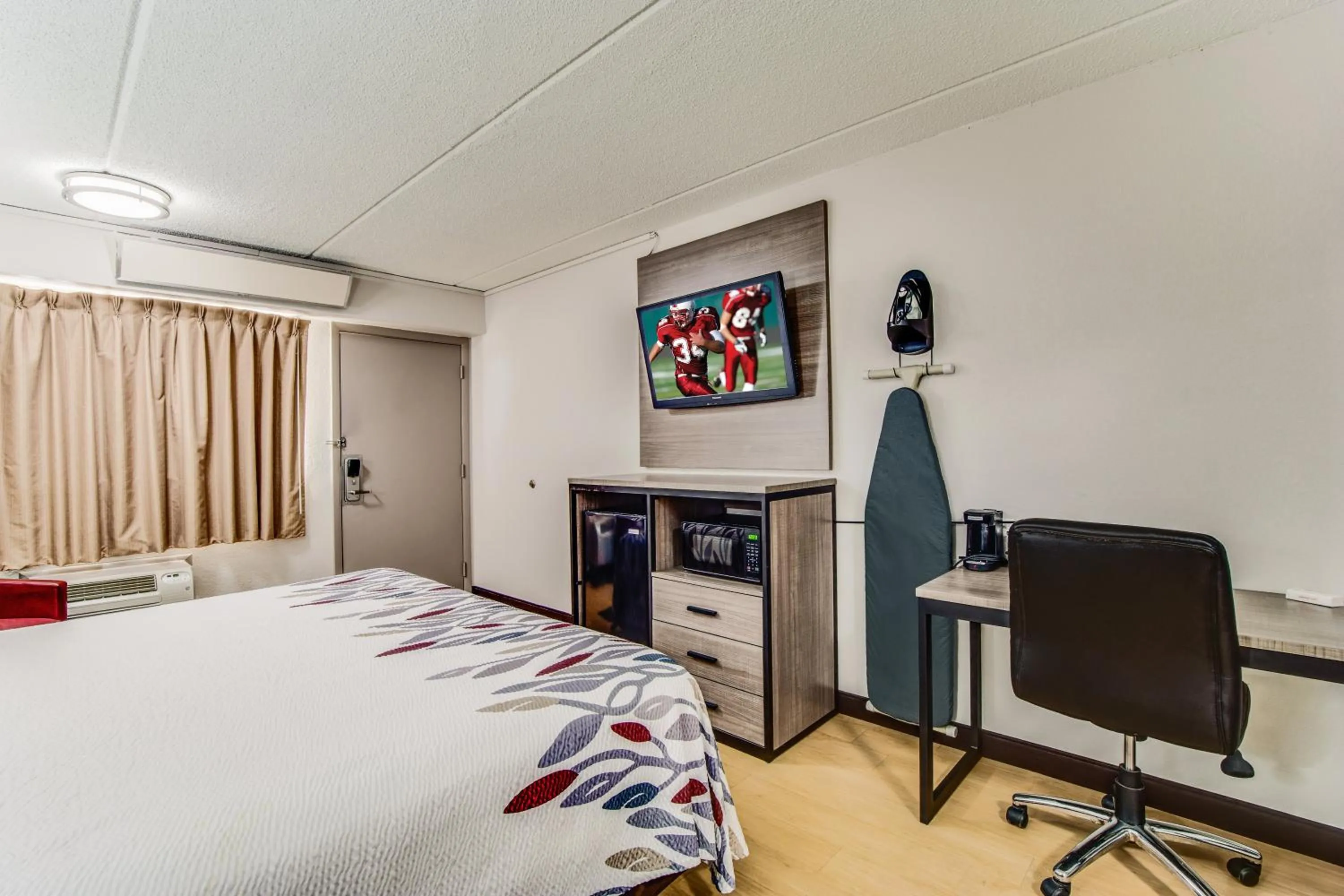 Bedroom, Bed in Red Roof Inn Columbia East - Ft Jackson