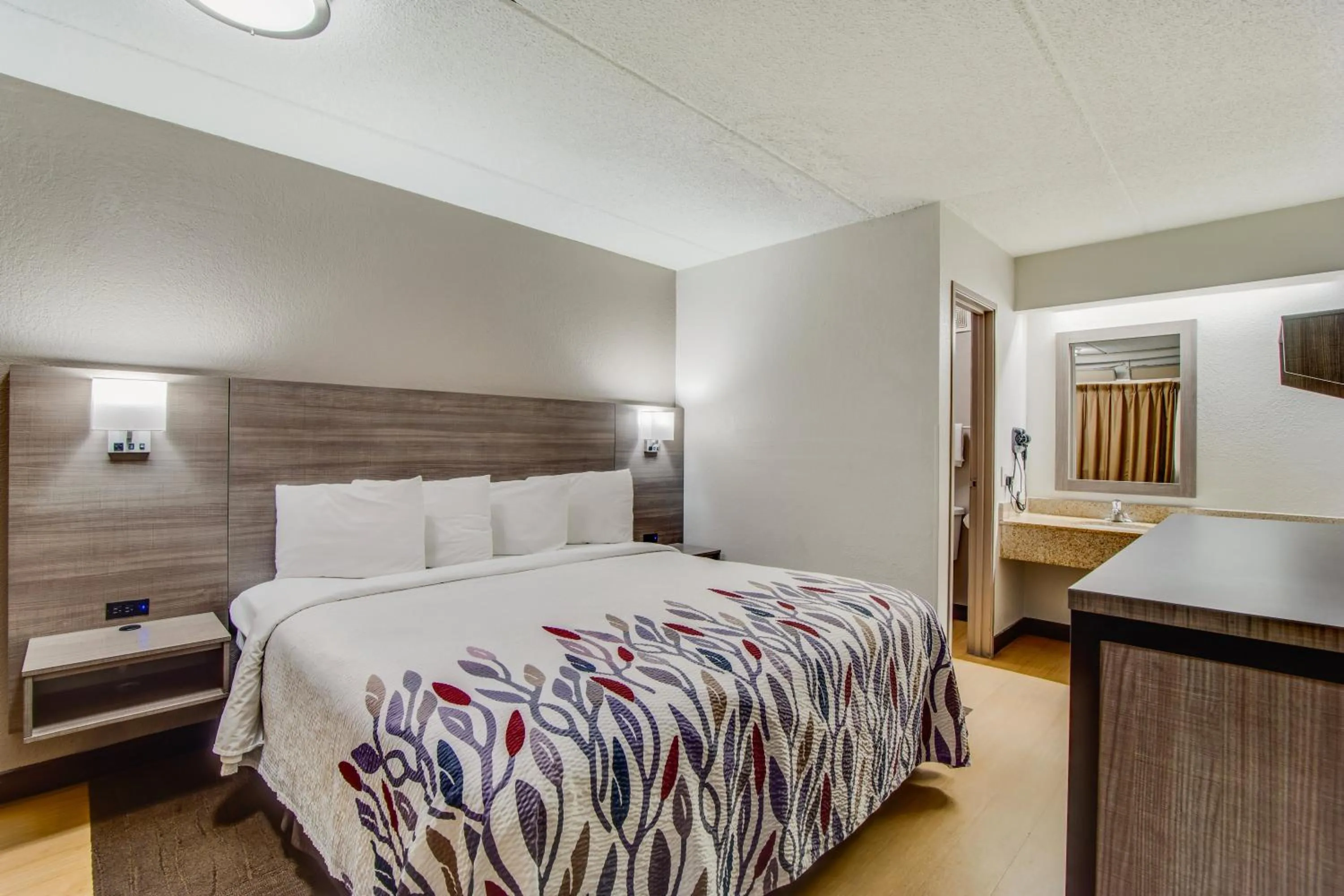 Bedroom, Bed in Red Roof Inn Columbia East - Ft Jackson