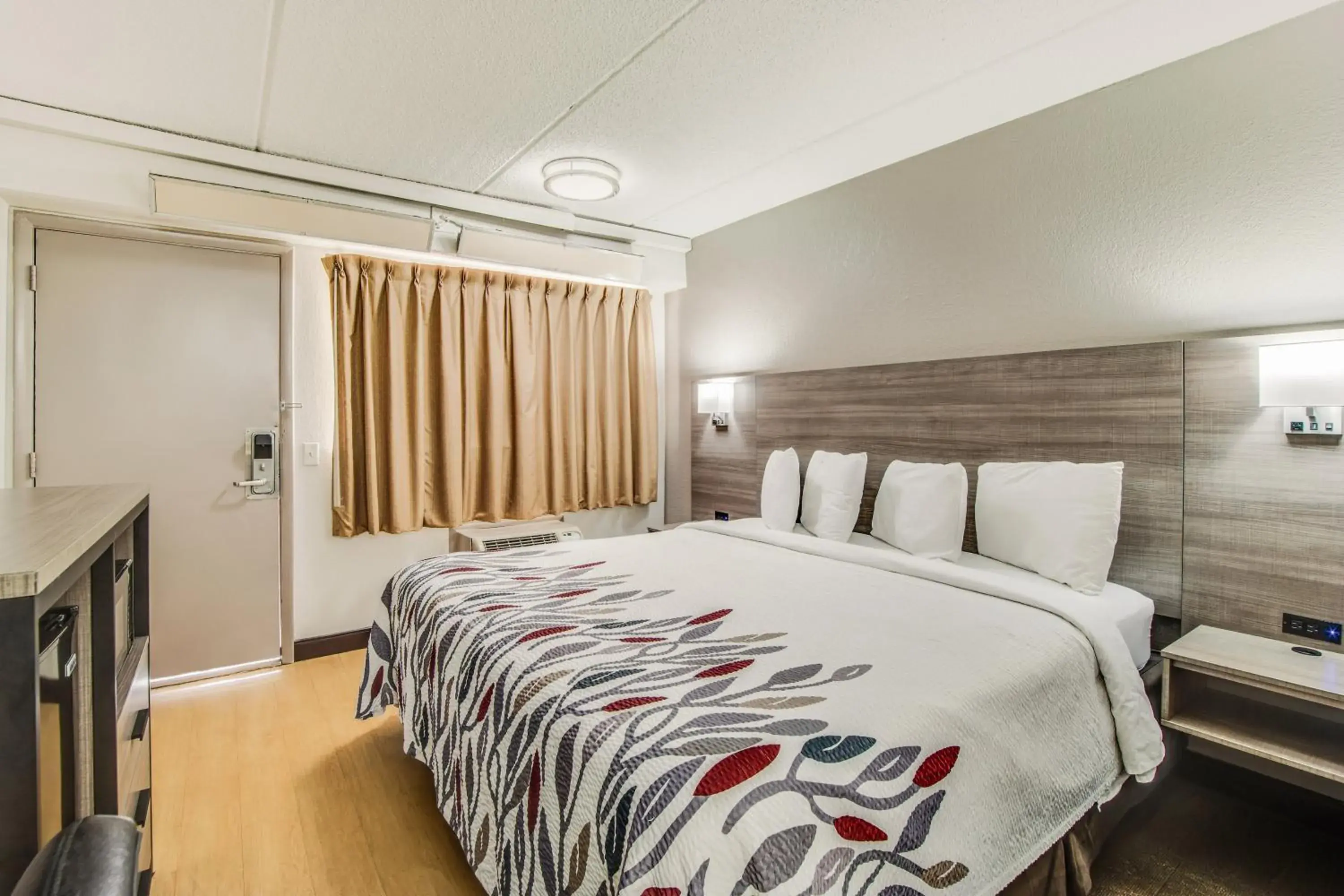 Deluxe King Room Disability Access Smoke Free in Red Roof Inn Columbia East - Ft Jackson Deluxe King Room Disability Access Smoke Free in Red Roof Inn Columbia East - Ft Jackson