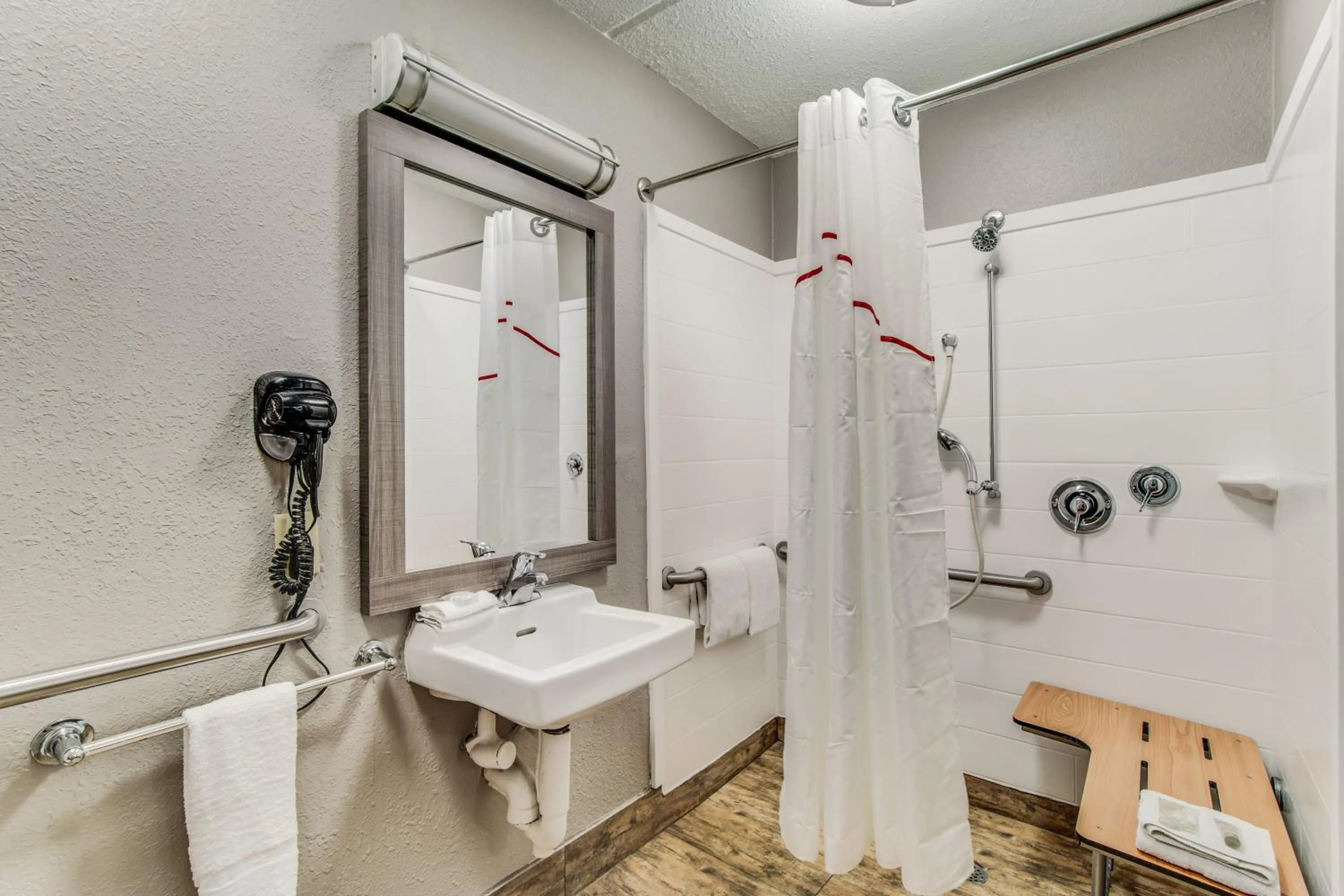 Bathroom in Red Roof Inn Columbia East - Ft Jackson