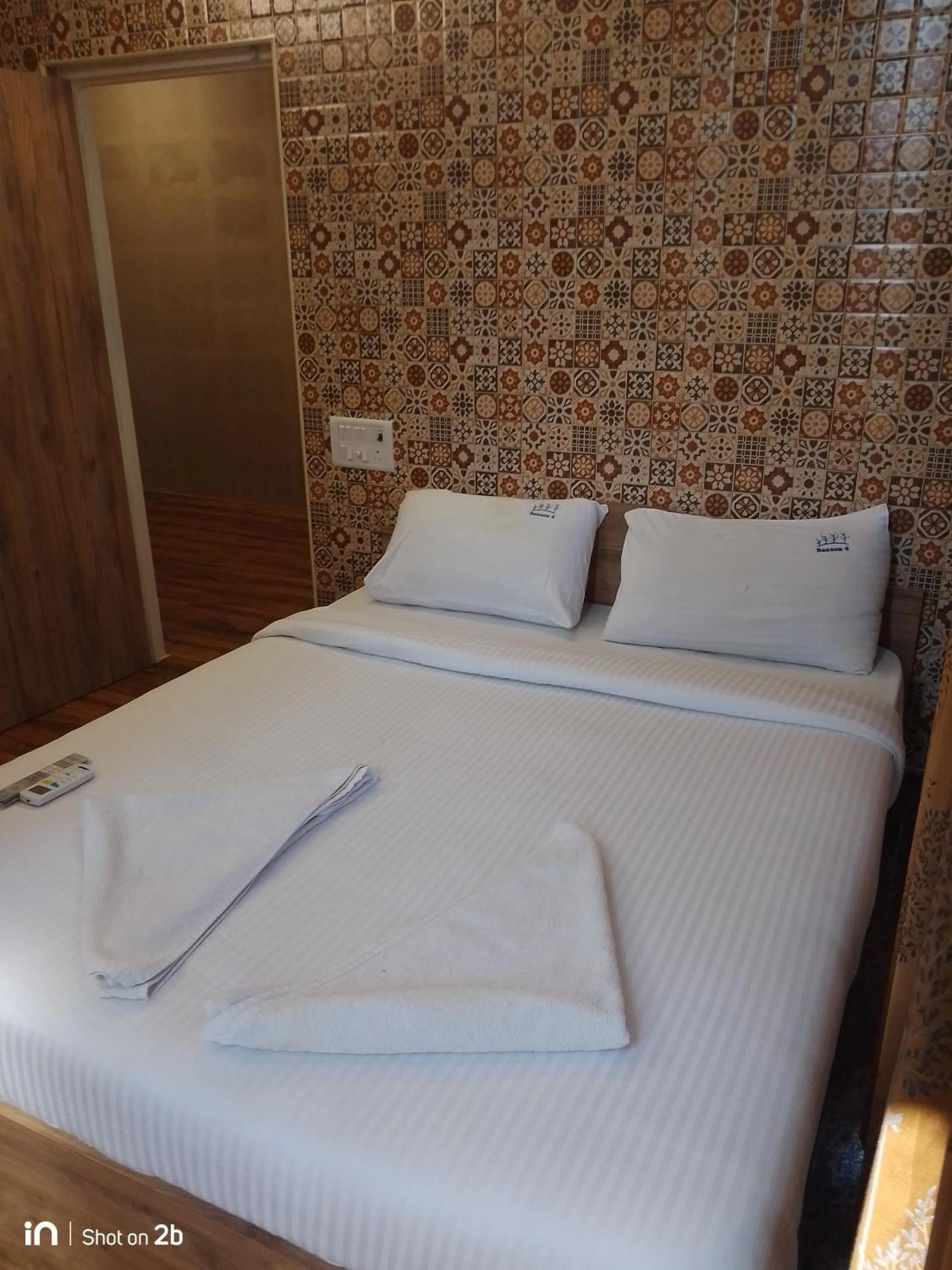 Property building, Bed in Season 4 Residences - 1BHK furnished apartments (near Apollo Proton, Tidal park)