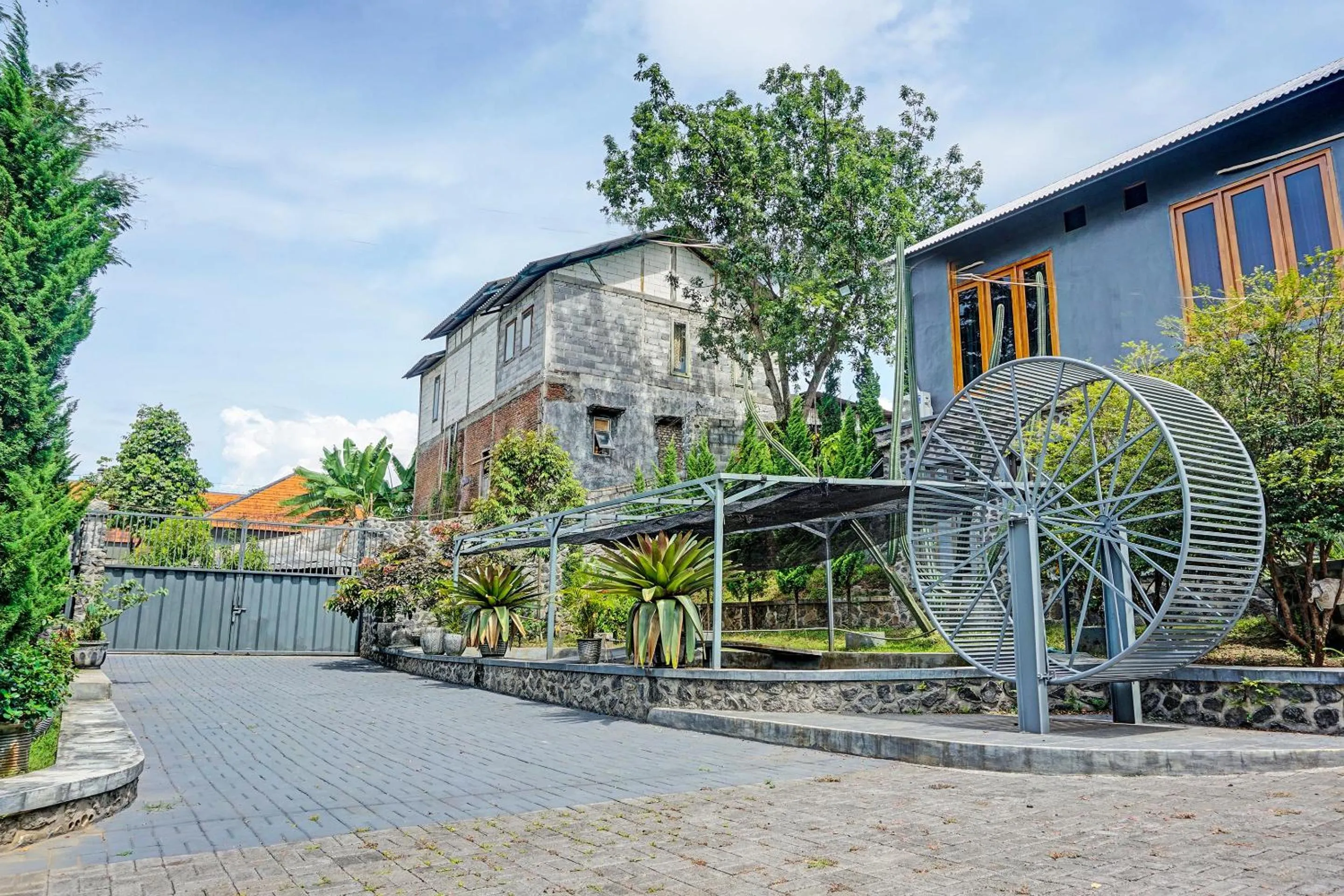 Facade/entrance in Hotel O Juanda Homestay Syariah