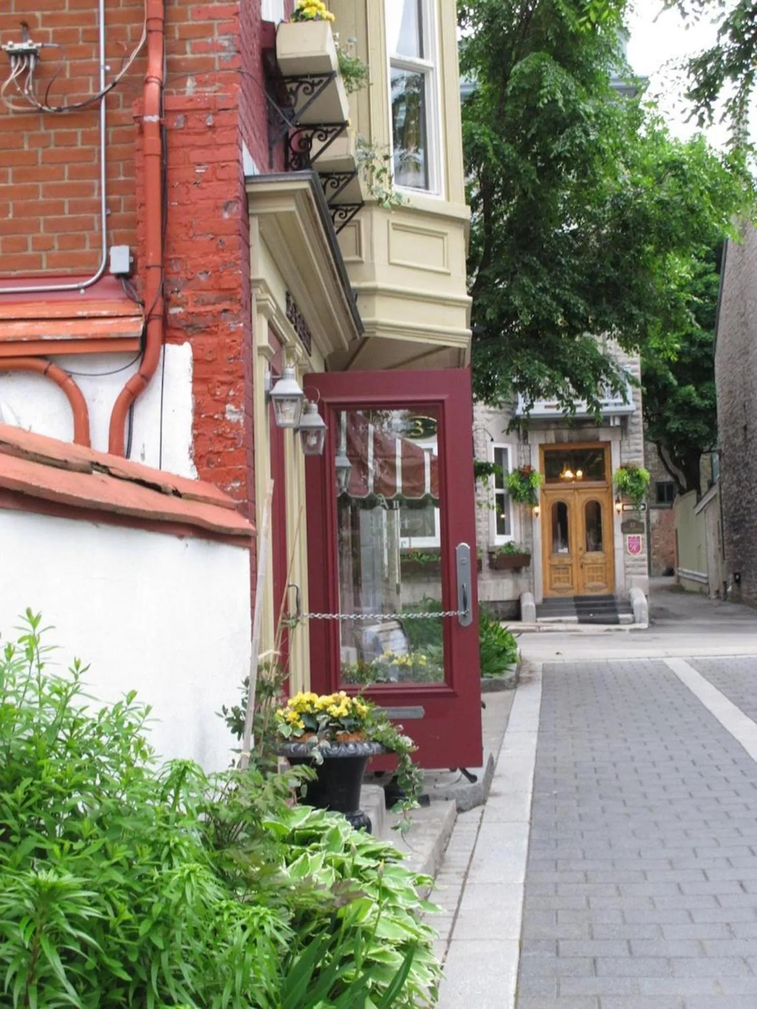 Facade/entrance in Au Petit Hôtel