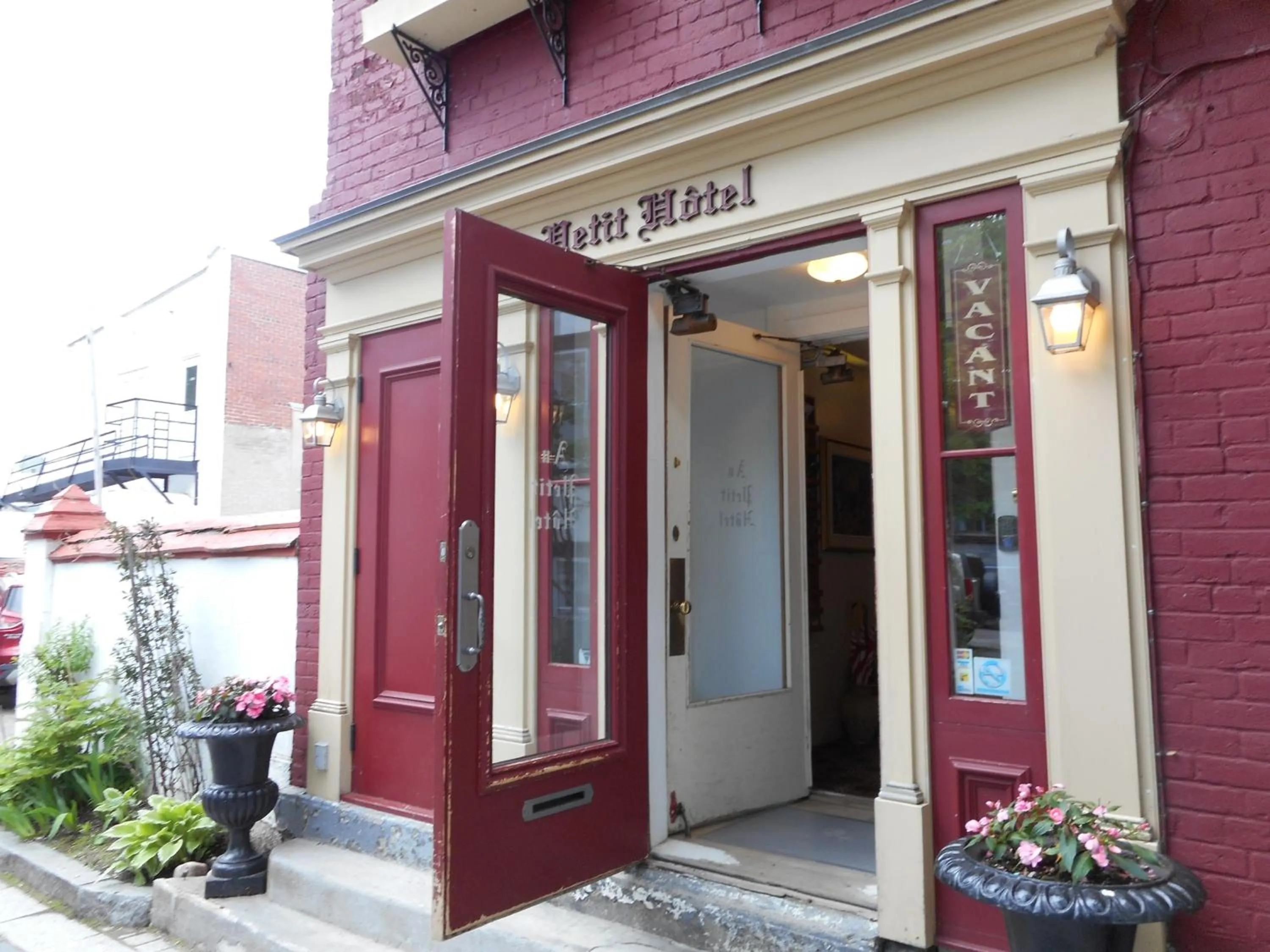 Property building in Au Petit Hôtel