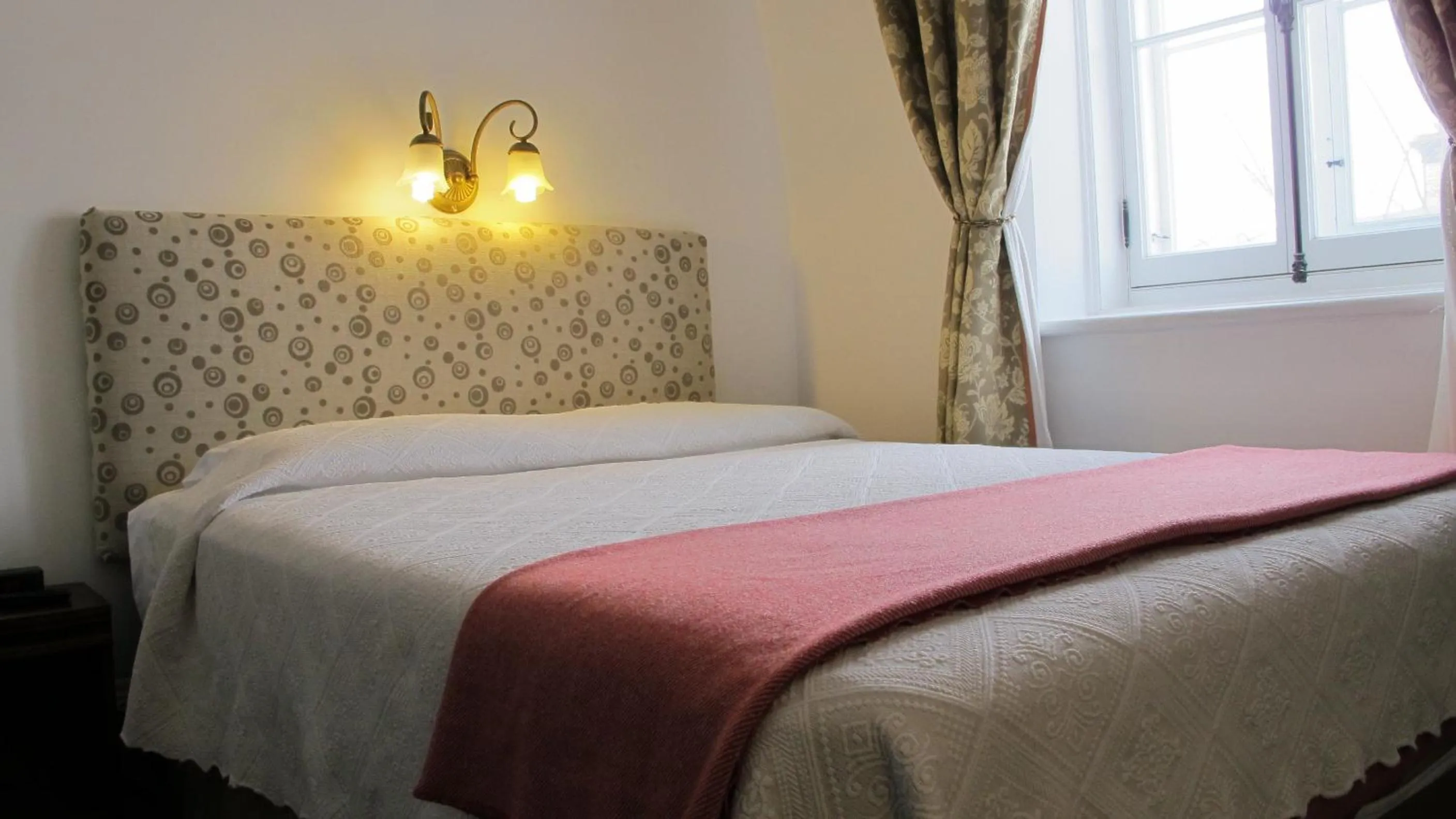 Bed in Au Petit Hôtel