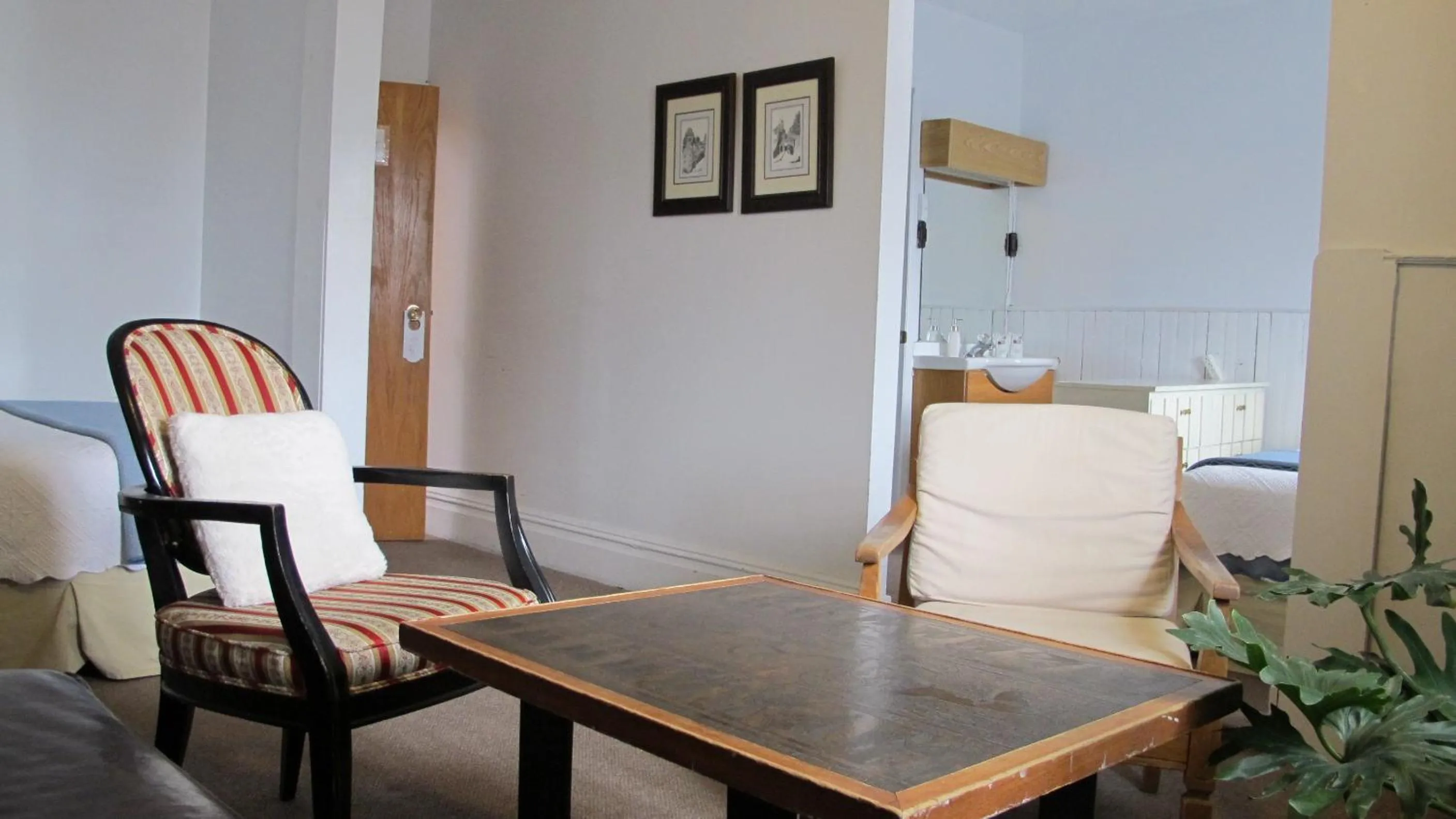 Seating area in Au Petit Hôtel