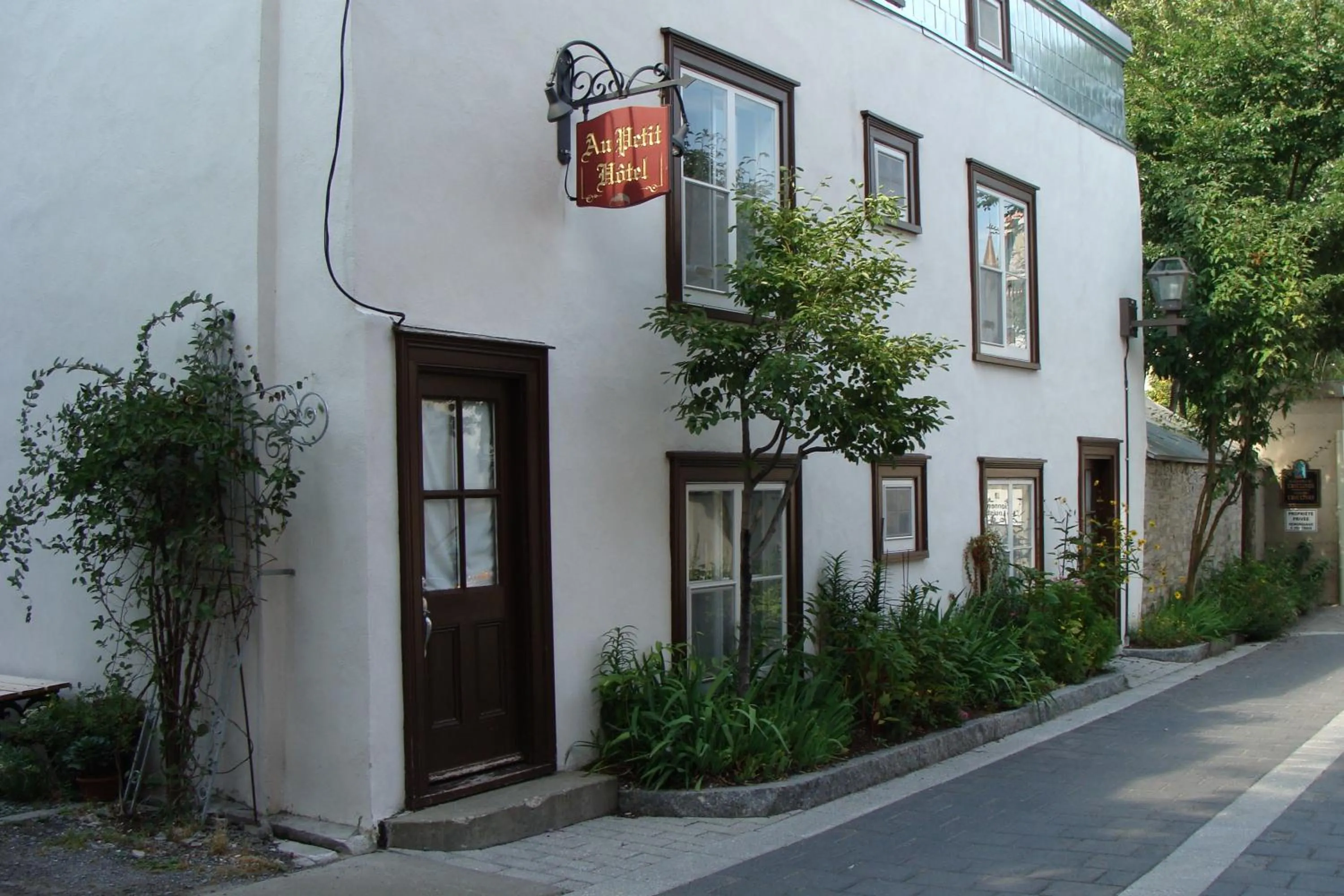 Facade/entrance in Au Petit Hôtel