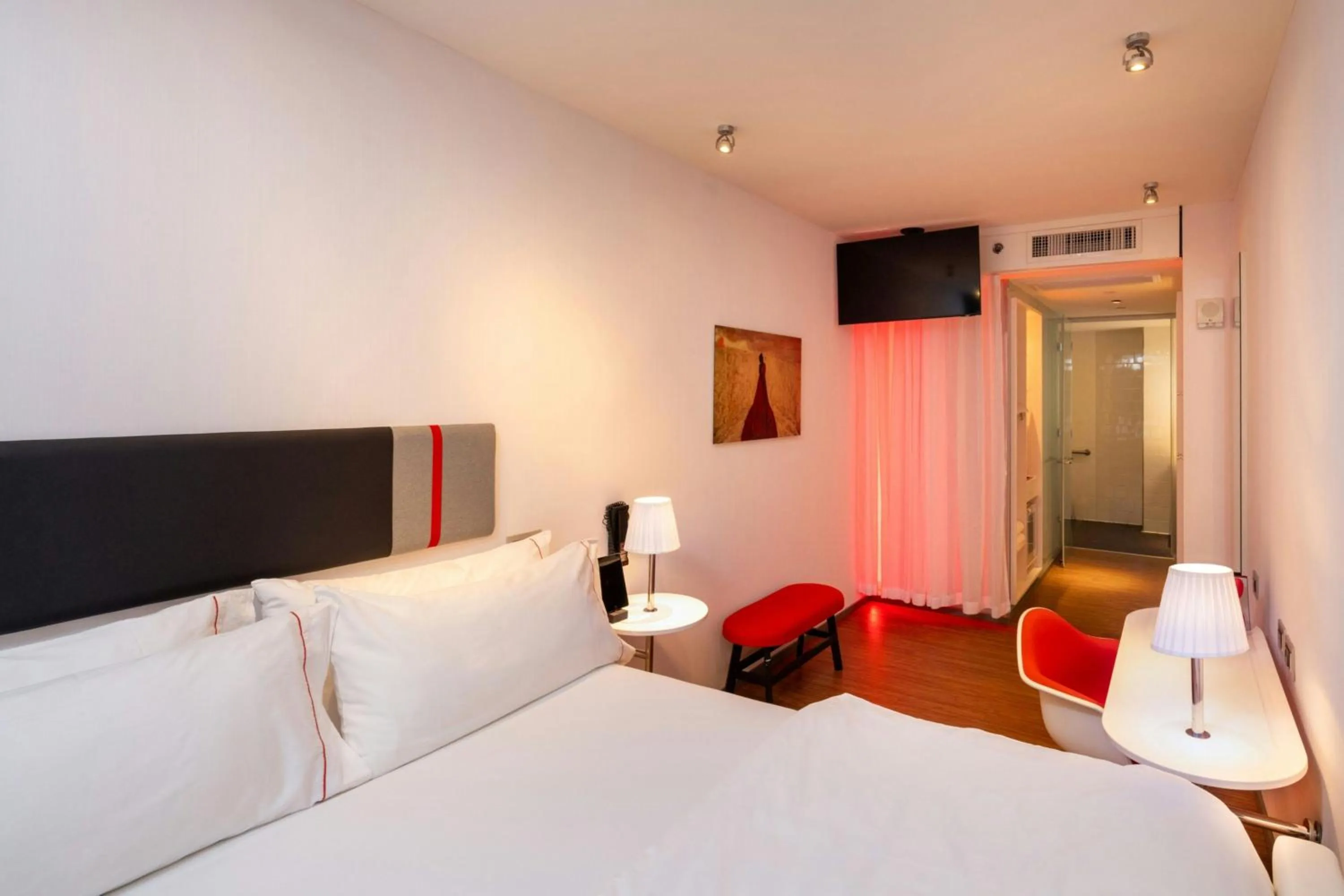 Photo of the whole room, Bed in citizenM New York Times Square