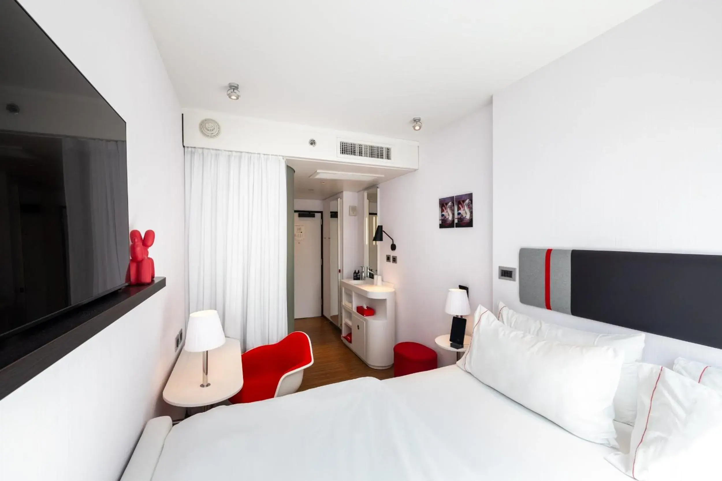 Photo of the whole room, Bed in citizenM New York Times Square Photo of the whole room, Bed in citizenM New York Times Square