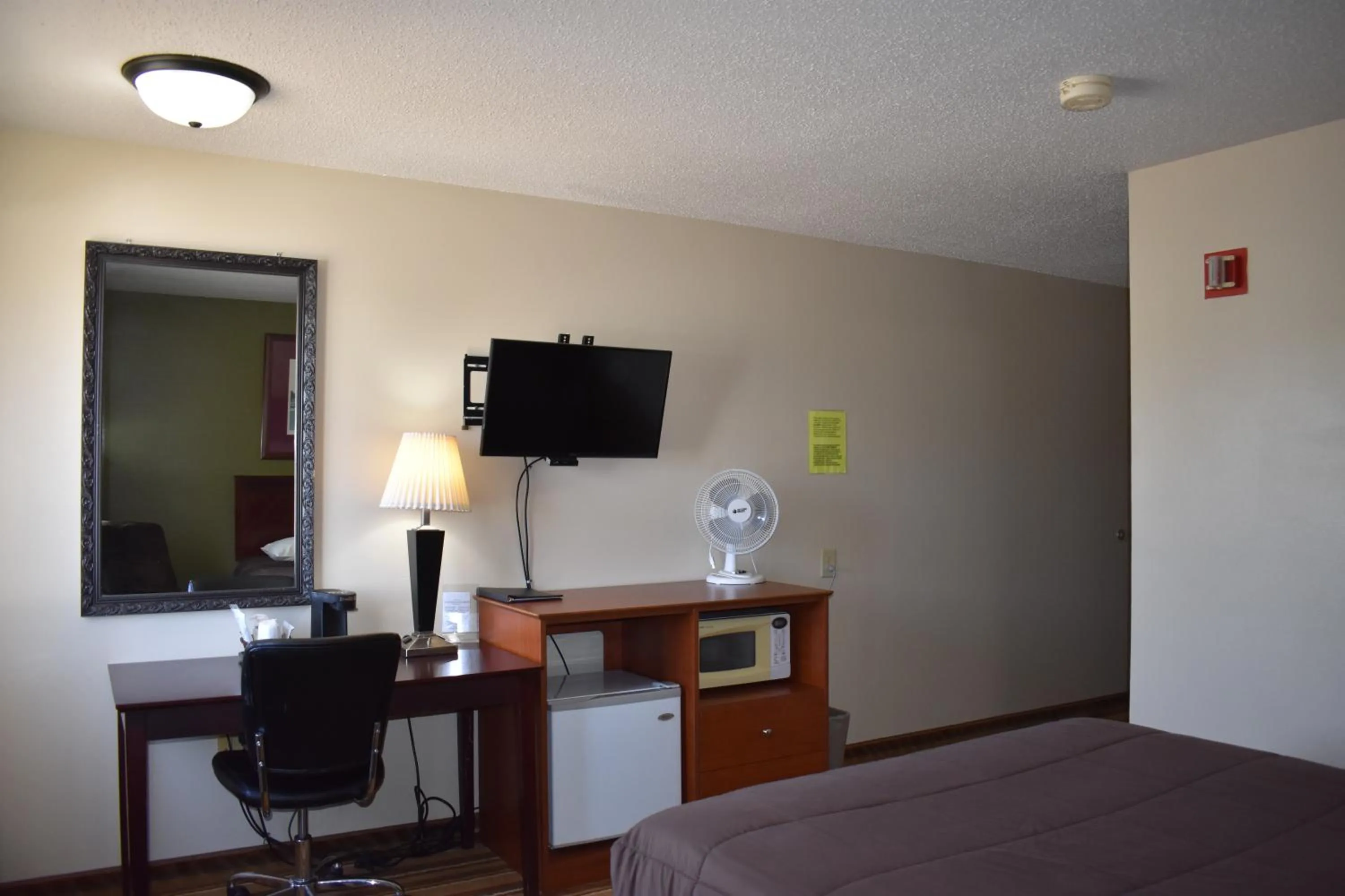 TV and multimedia, Bed in Heartland Hotel & Suites