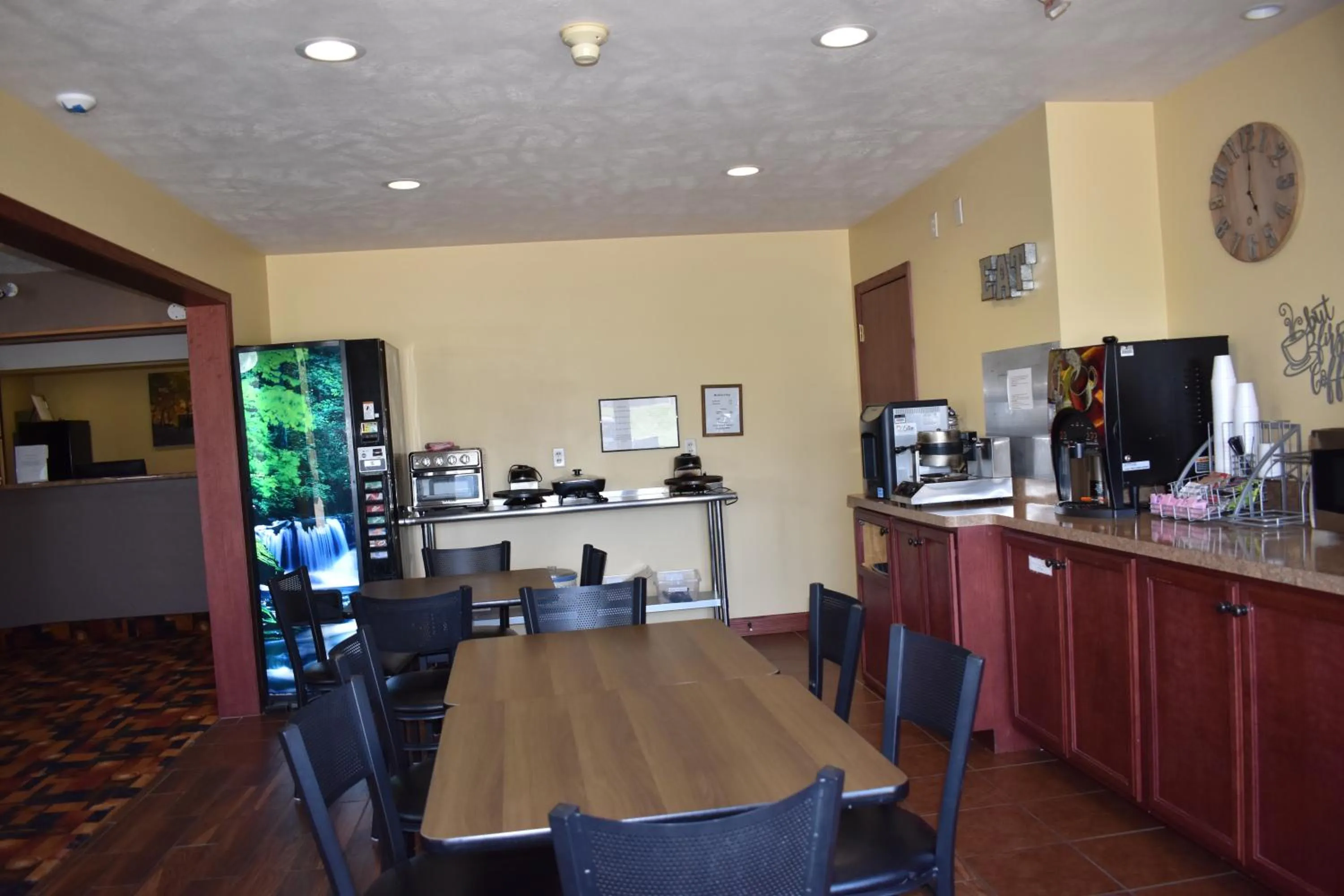 Food and drinks in Heartland Hotel & Suites