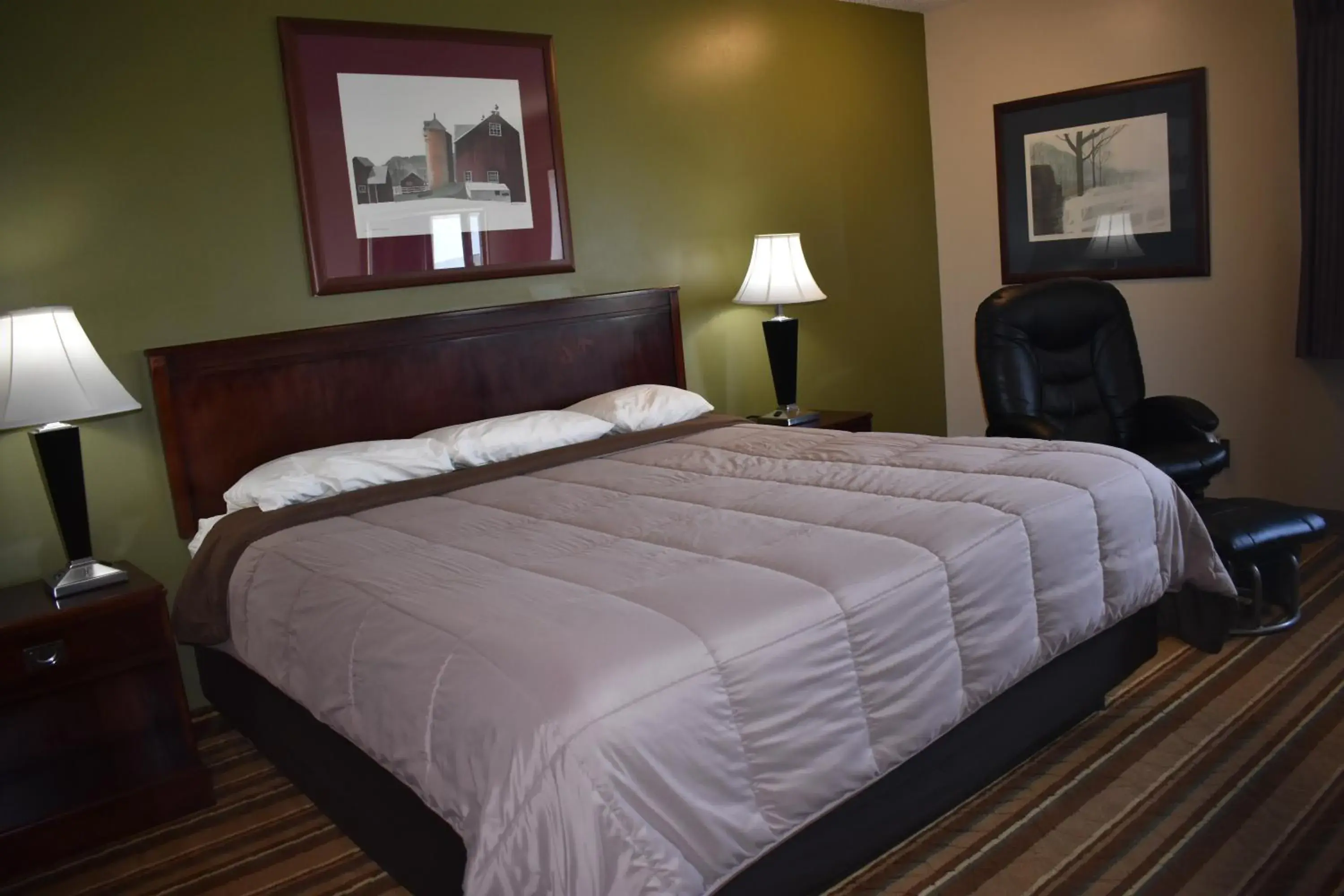 Bed in Heartland Hotel & Suites Bed in Heartland Hotel & Suites