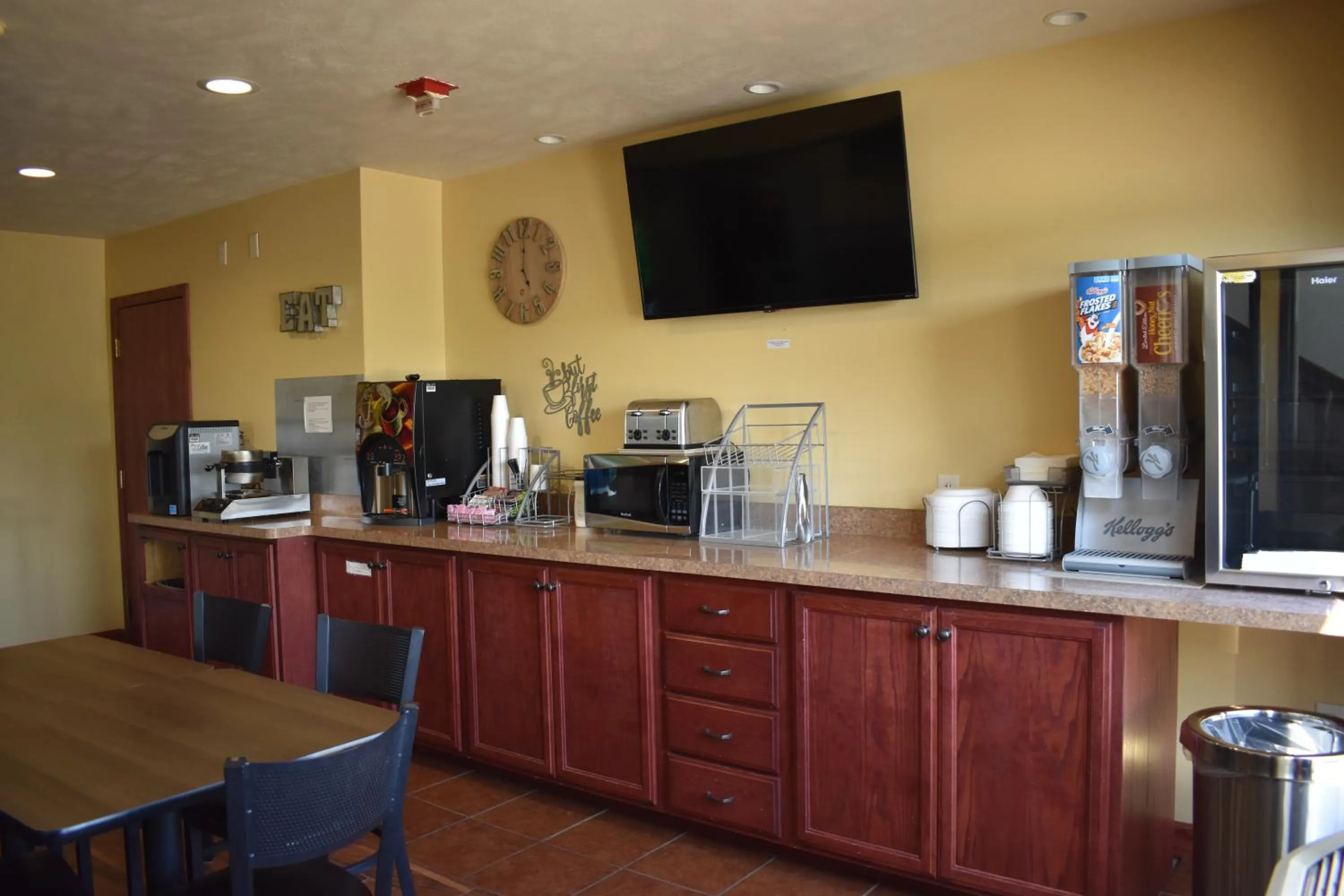 Coffee/tea facilities in Heartland Hotel & Suites