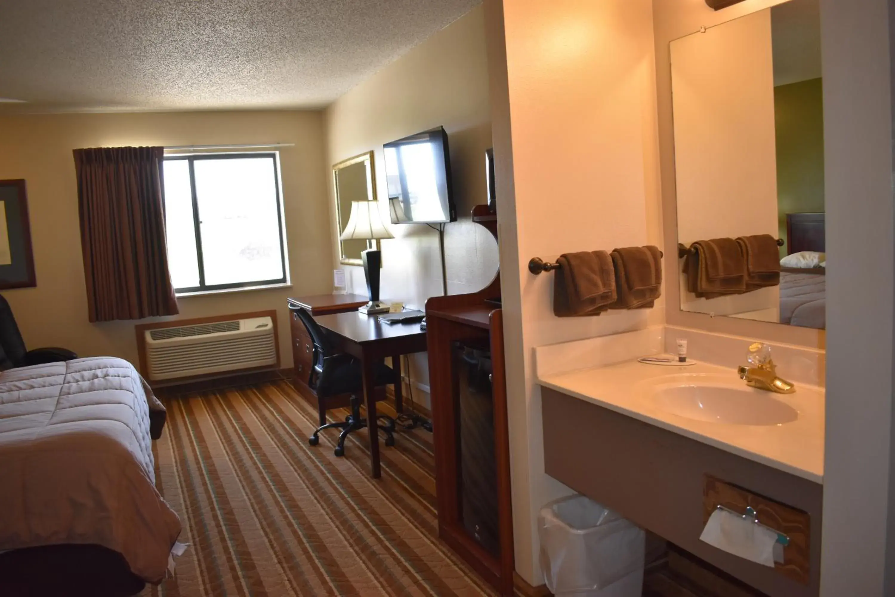 TV and multimedia, Bed in Heartland Hotel & Suites TV and multimedia, Bed in Heartland Hotel & Suites