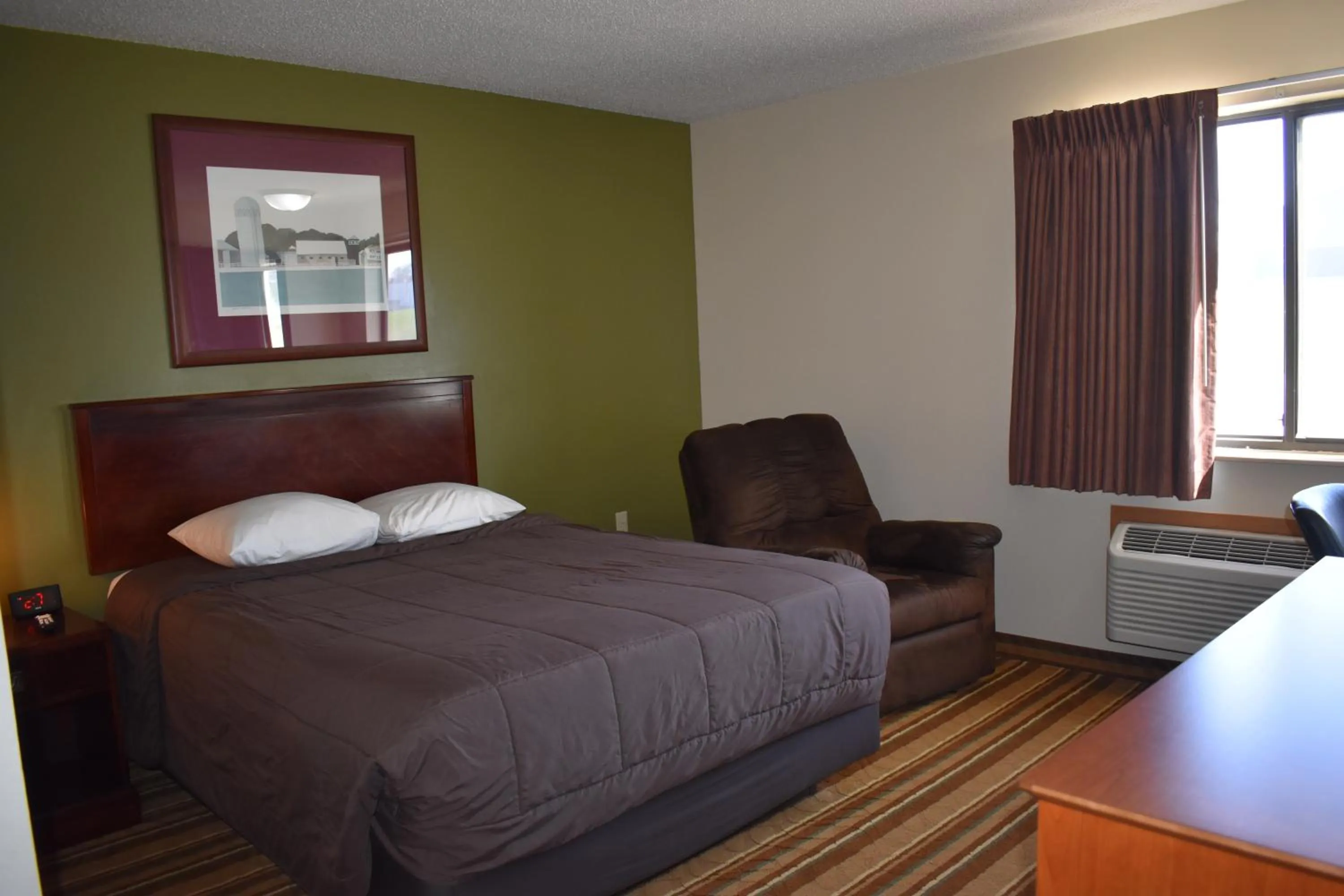 Bed in Heartland Hotel & Suites