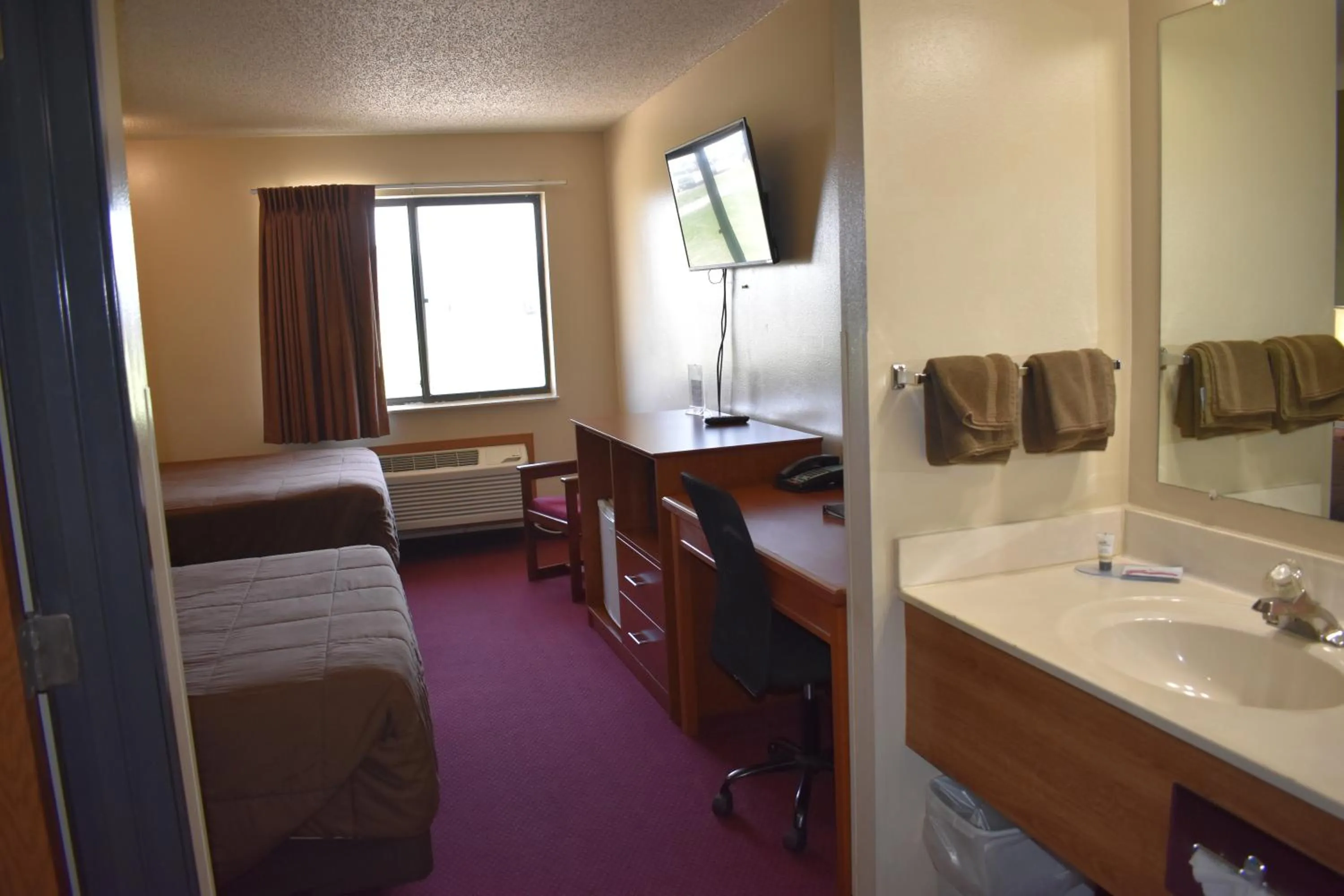 Bedroom, Bed in Heartland Hotel & Suites