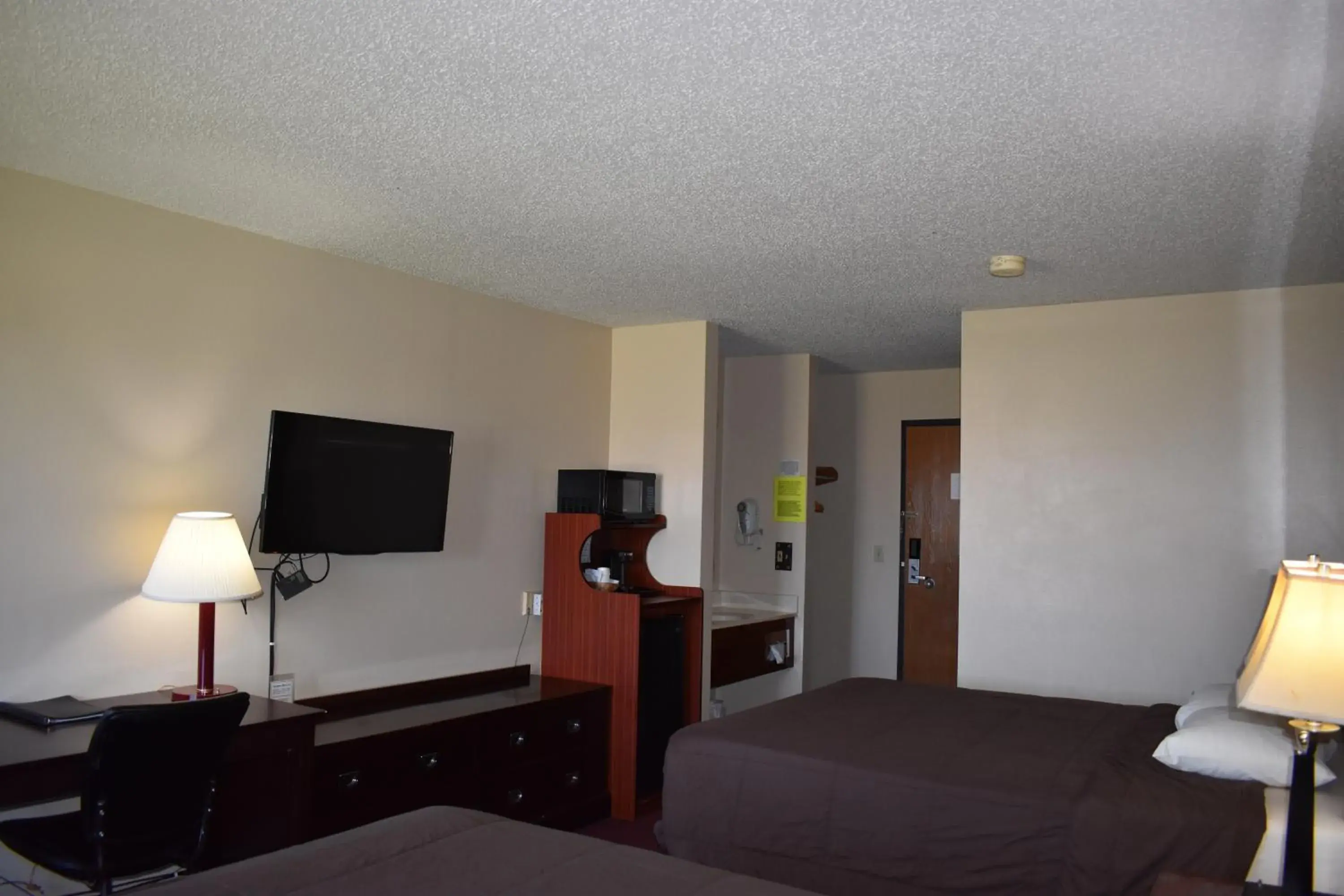 TV and multimedia, Bed in Heartland Hotel & Suites TV and multimedia, Bed in Heartland Hotel & Suites