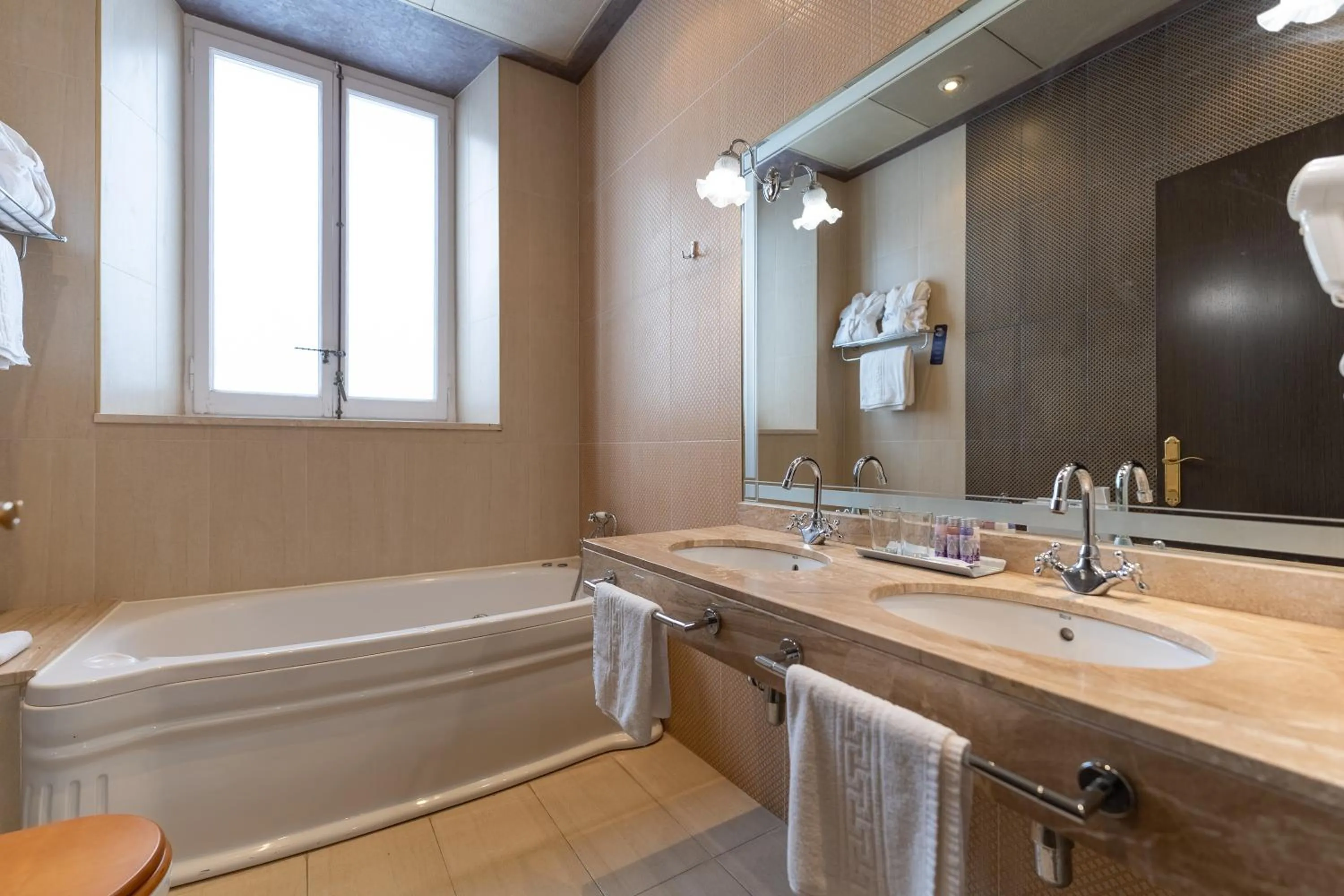 Bathroom in Hotel Roger de Flor by Seleqtta