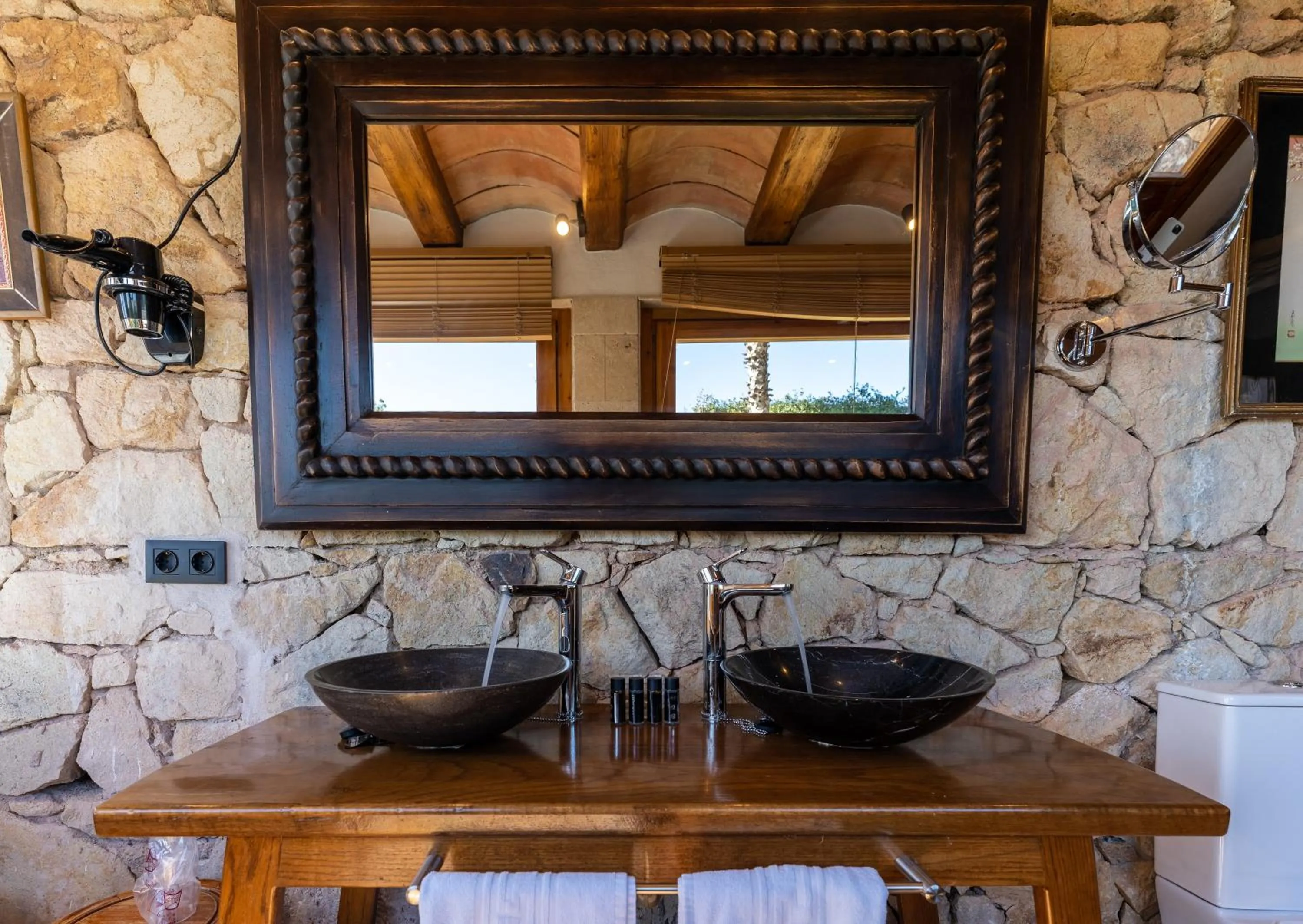 Bathroom in Hotel Roger de Flor by Seleqtta