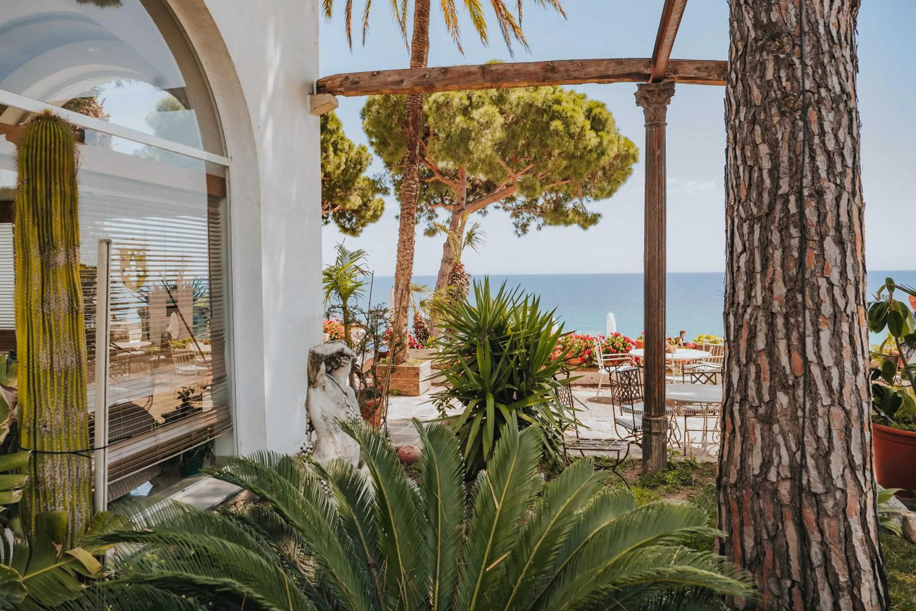 Property building in Hotel Roger de Flor by Seleqtta