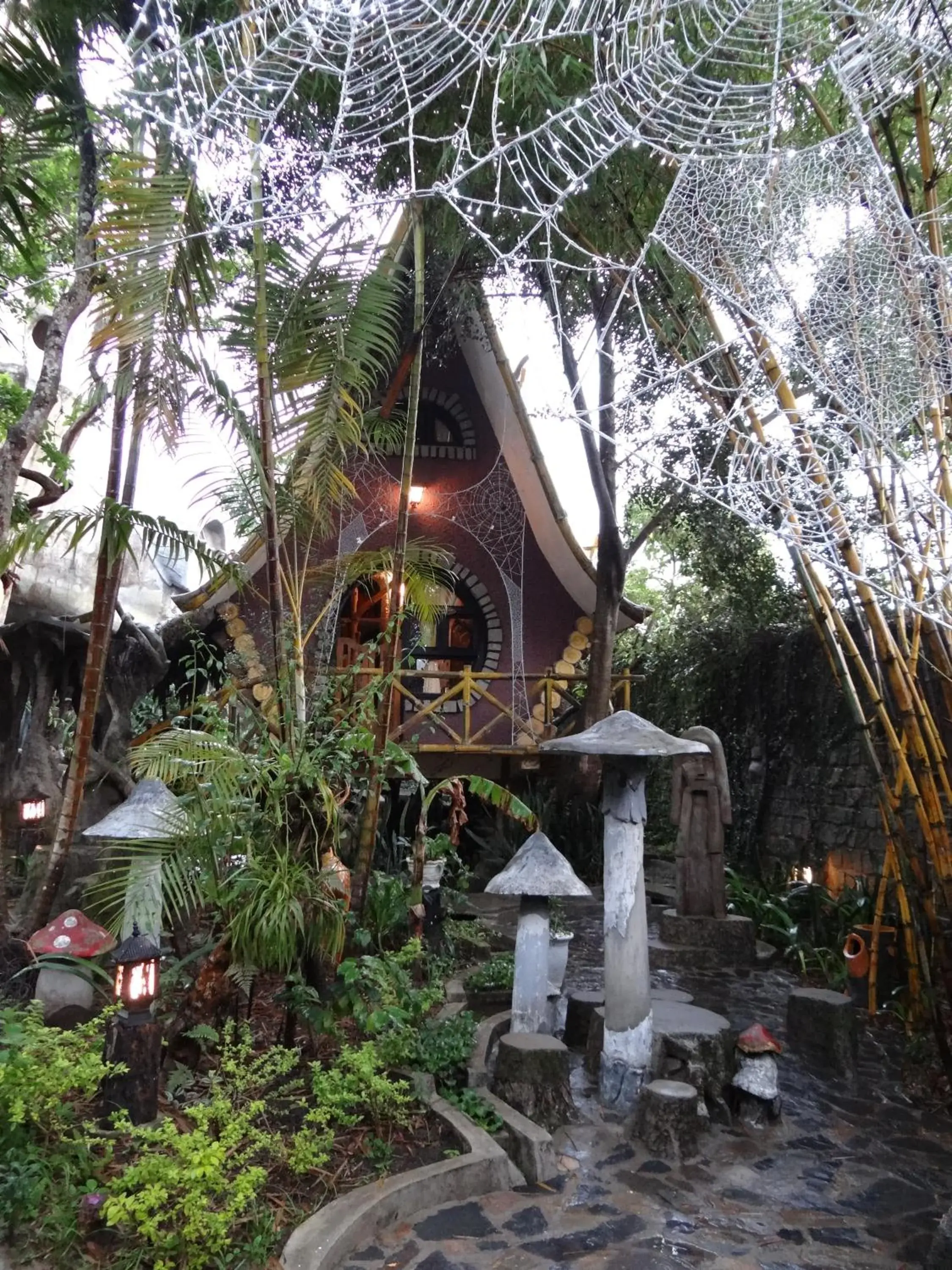 Facade/entrance in Crazy House Facade/entrance in Crazy House