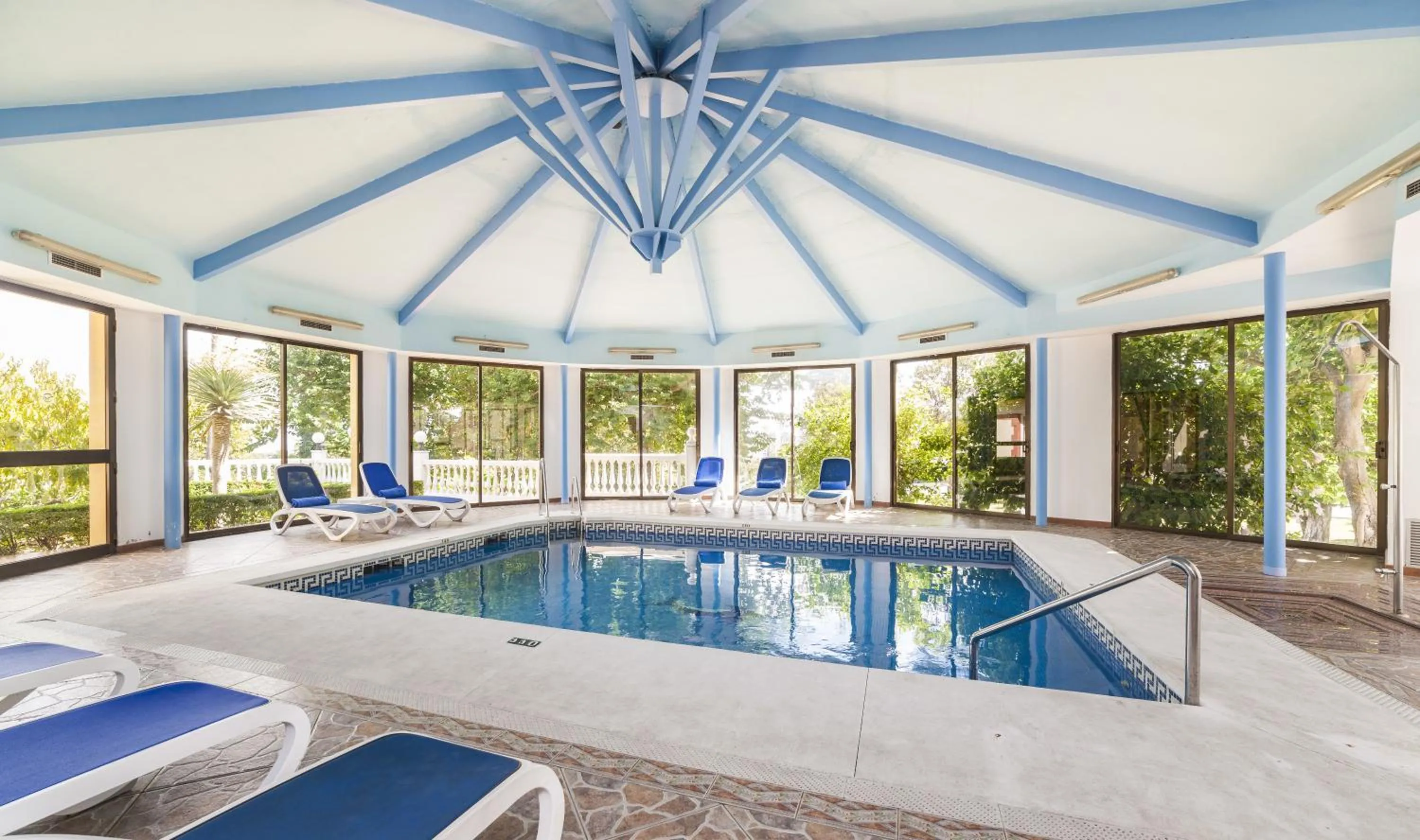 Swimming pool in Globales Reina Cristina