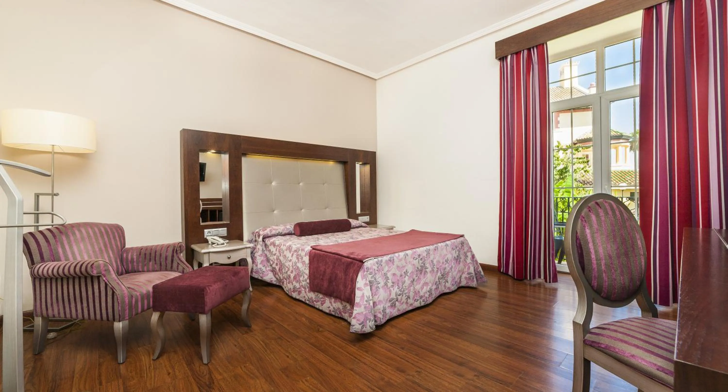 Bedroom, Bed in Globales Reina Cristina