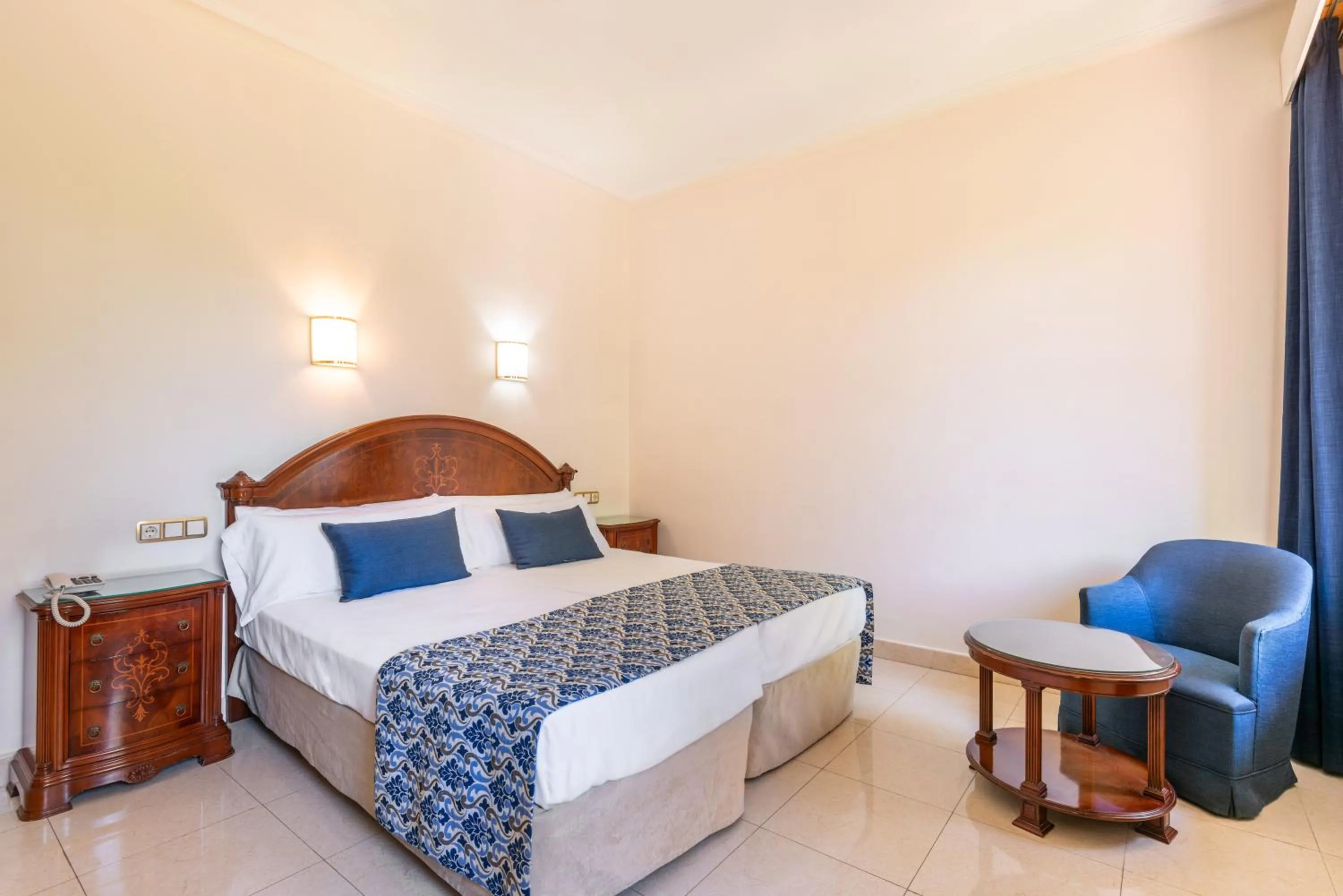 Photo of the whole room, Bed in Globales Reina Cristina