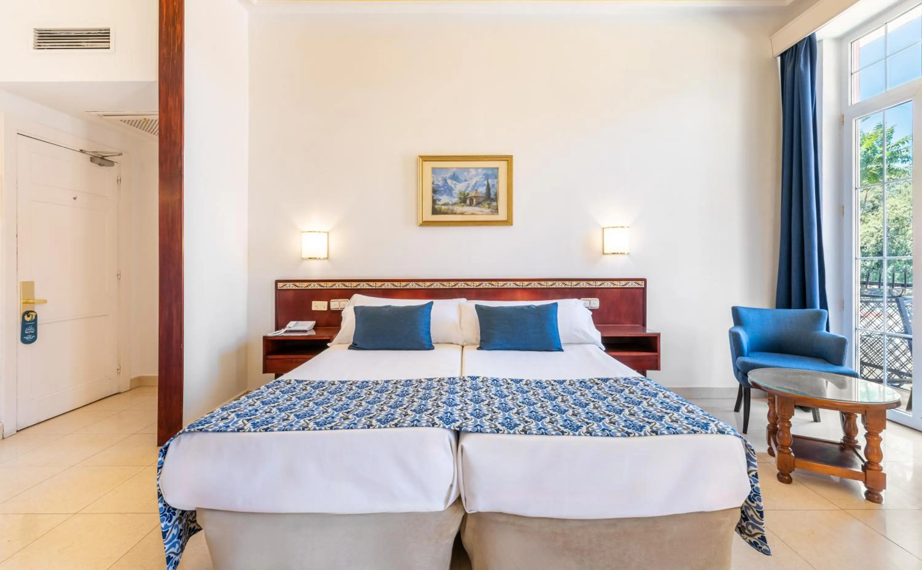 Photo of the whole room, Bed in Globales Reina Cristina
