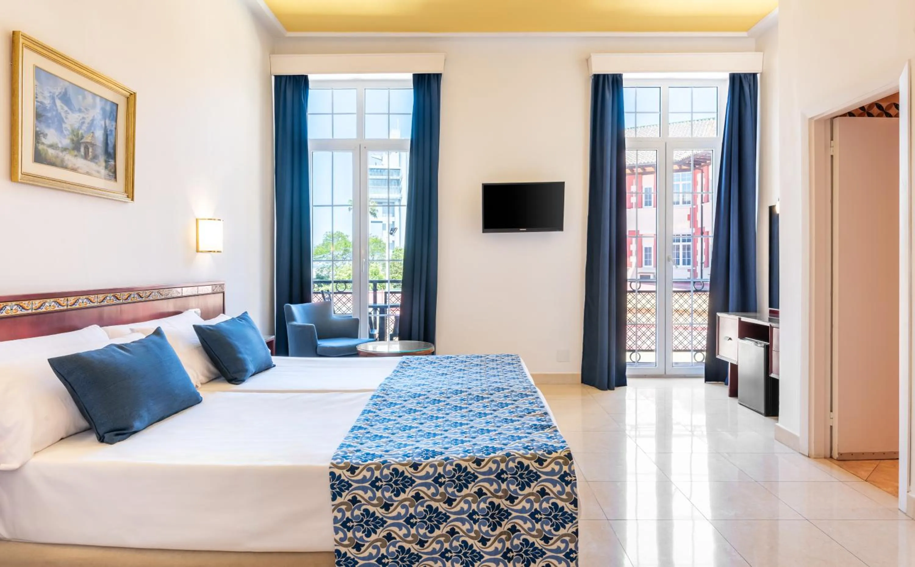 Photo of the whole room, Bed in Globales Reina Cristina