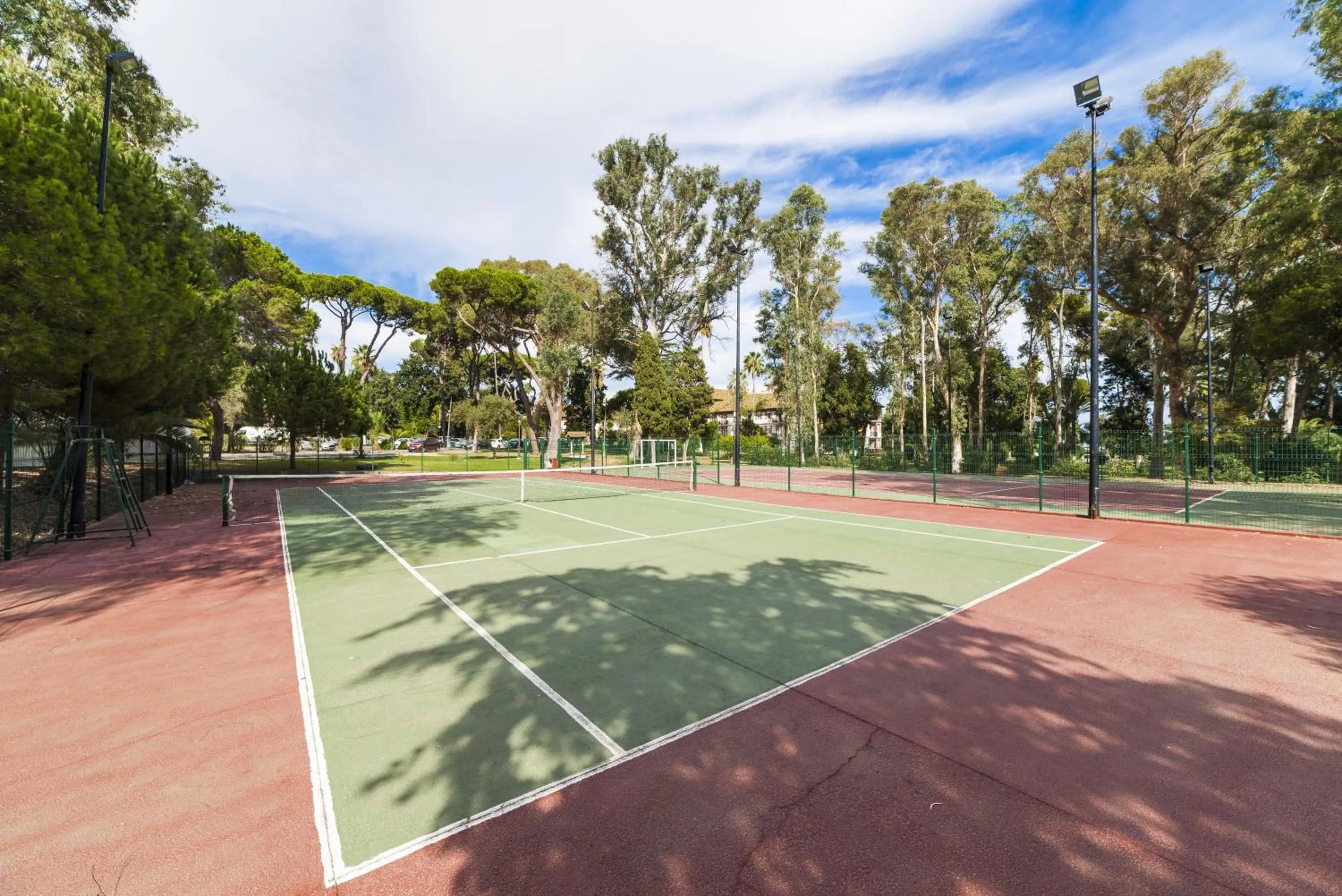 Tennis court in Globales Reina Cristina