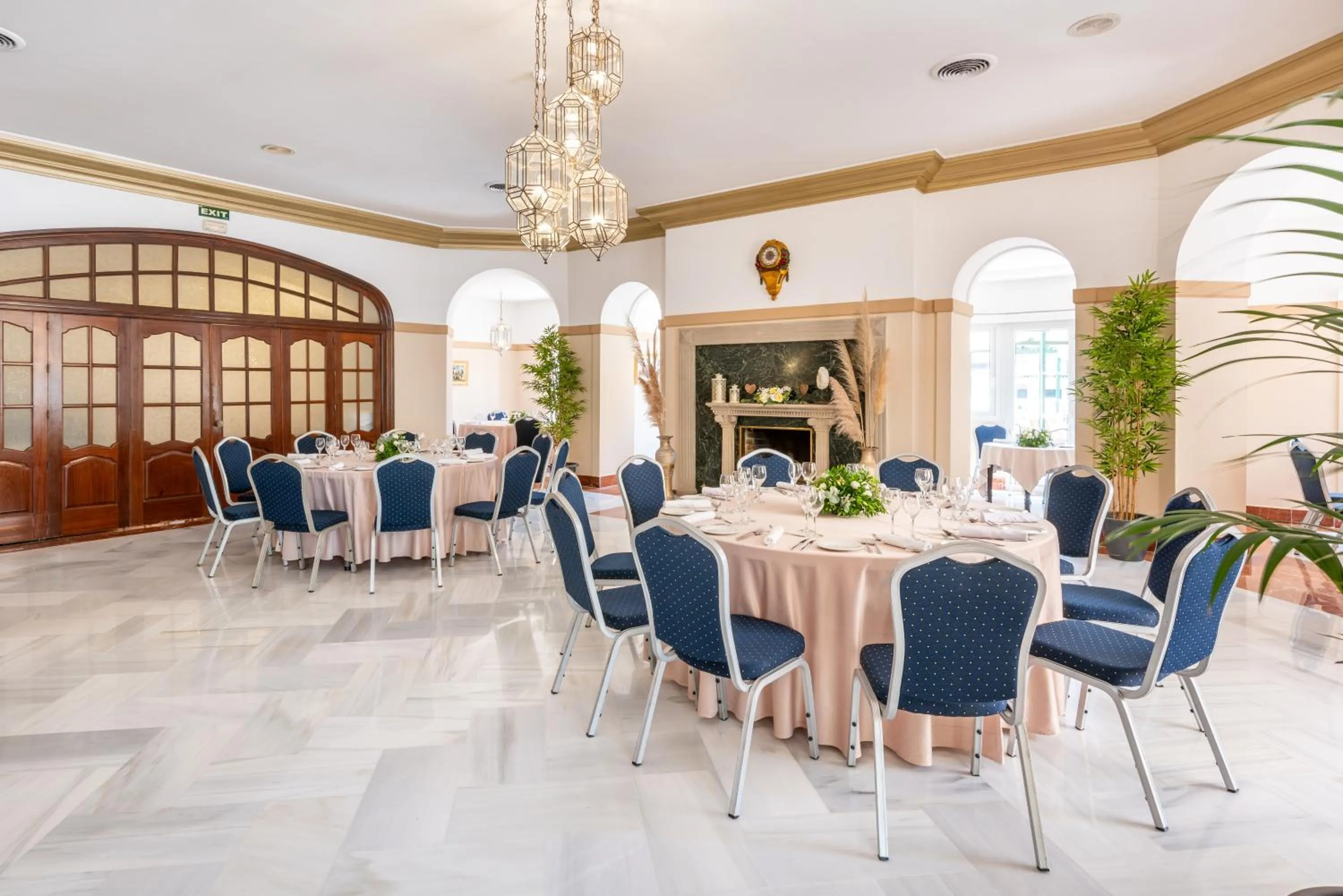 Restaurant/places to eat in Globales Reina Cristina