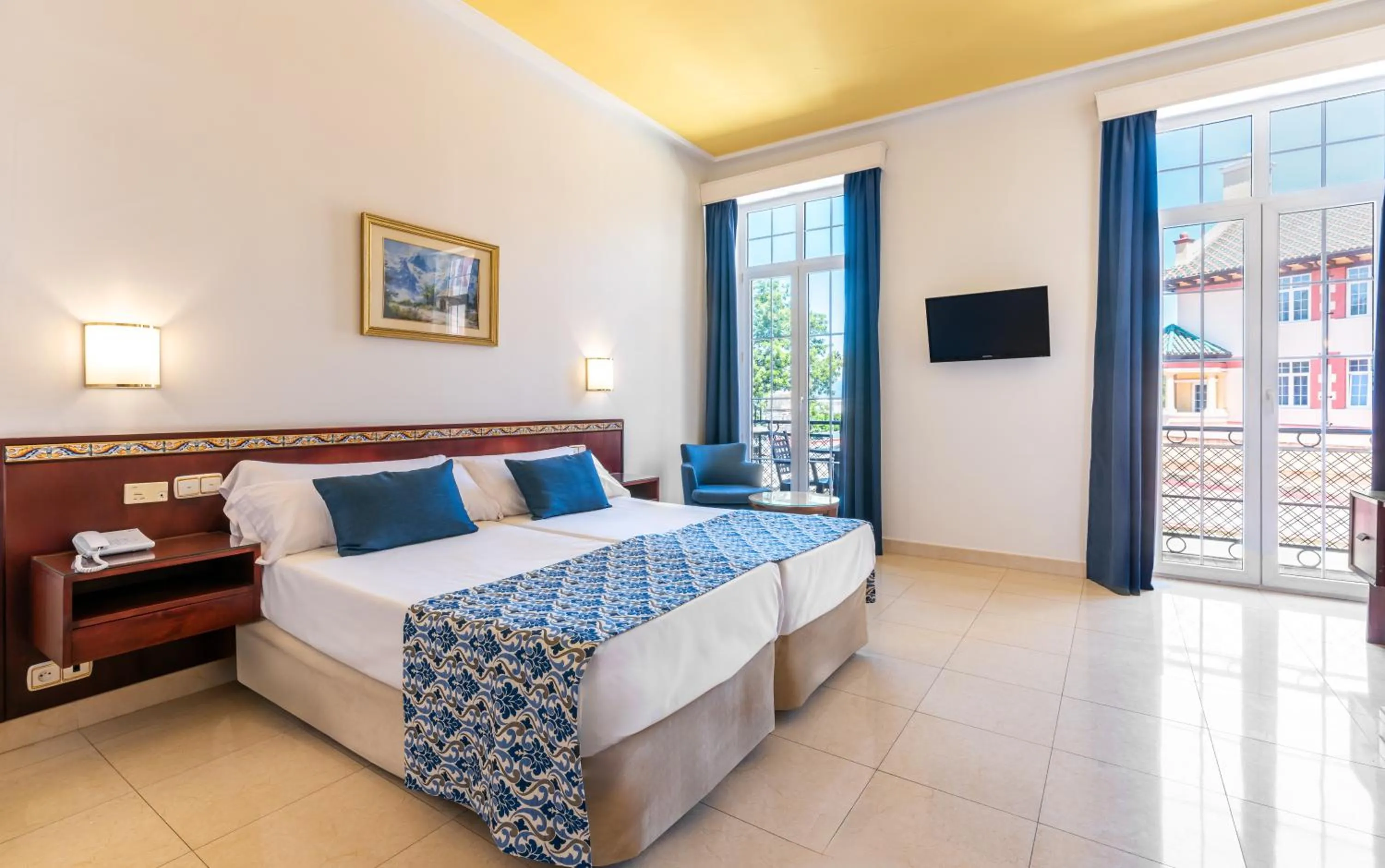 Photo of the whole room, Bed in Globales Reina Cristina