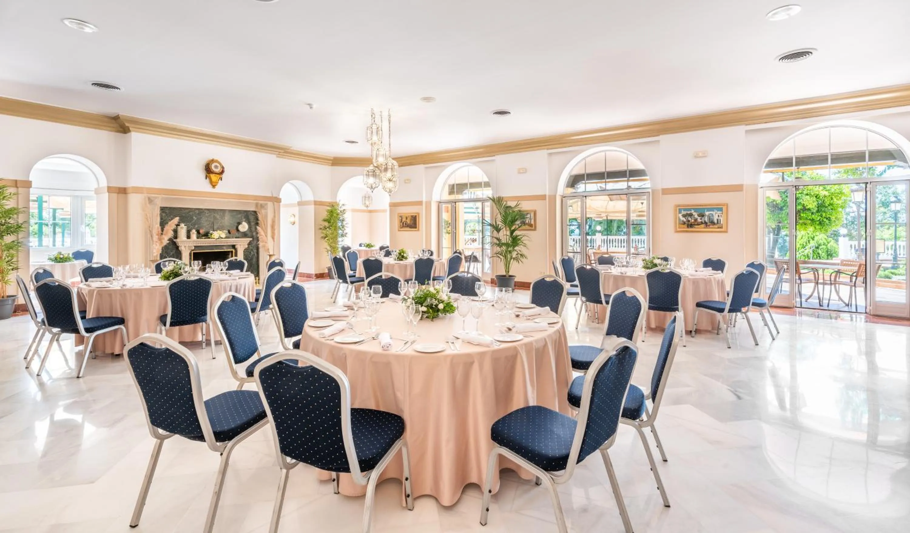 Restaurant/places to eat in Globales Reina Cristina