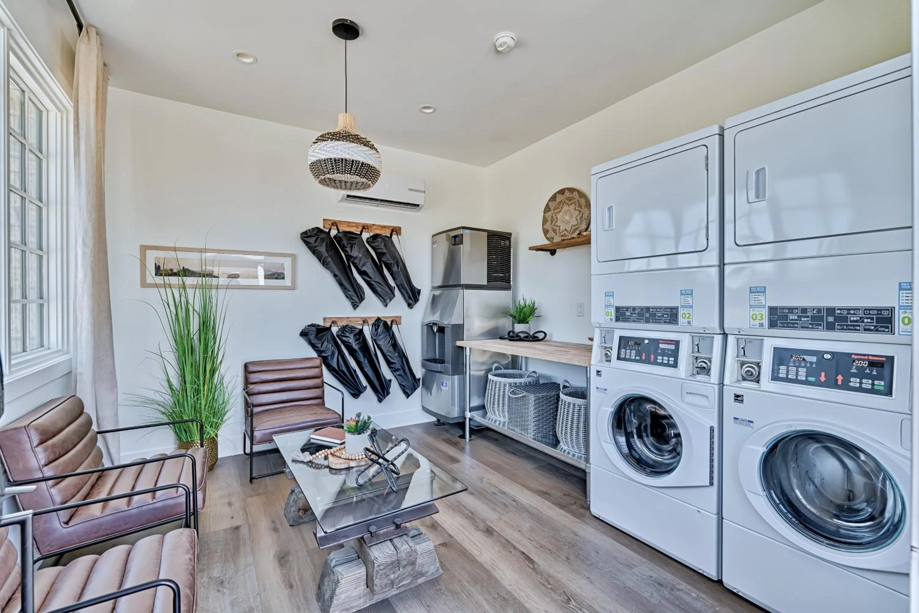 Communal lounge/ TV room in Inn History Grand Canyon Cabin