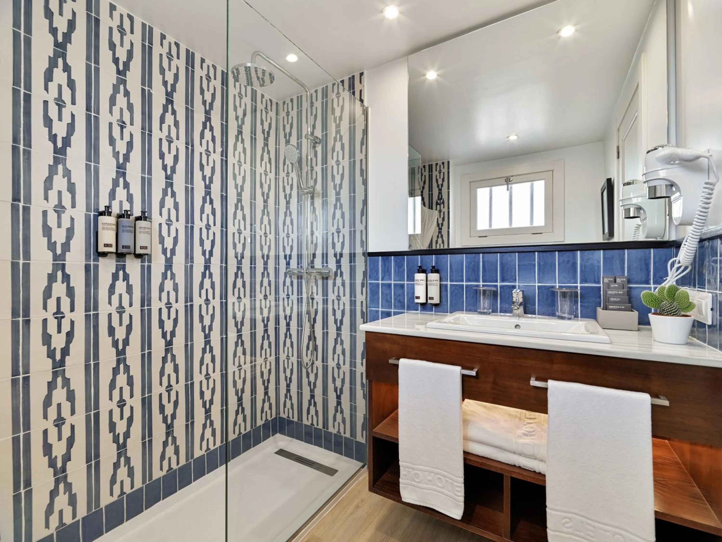 Shower in H10 Suites Lanzarote Gardens