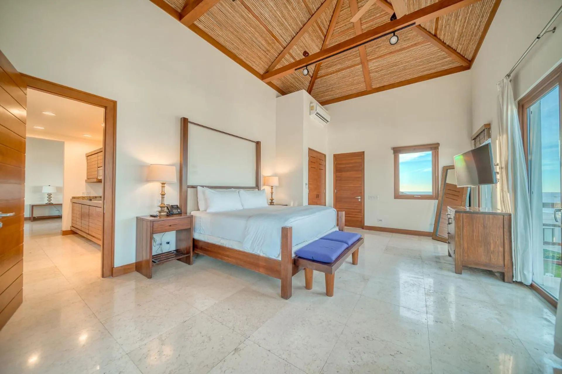 Bed in Las Verandas Hotel & Villas