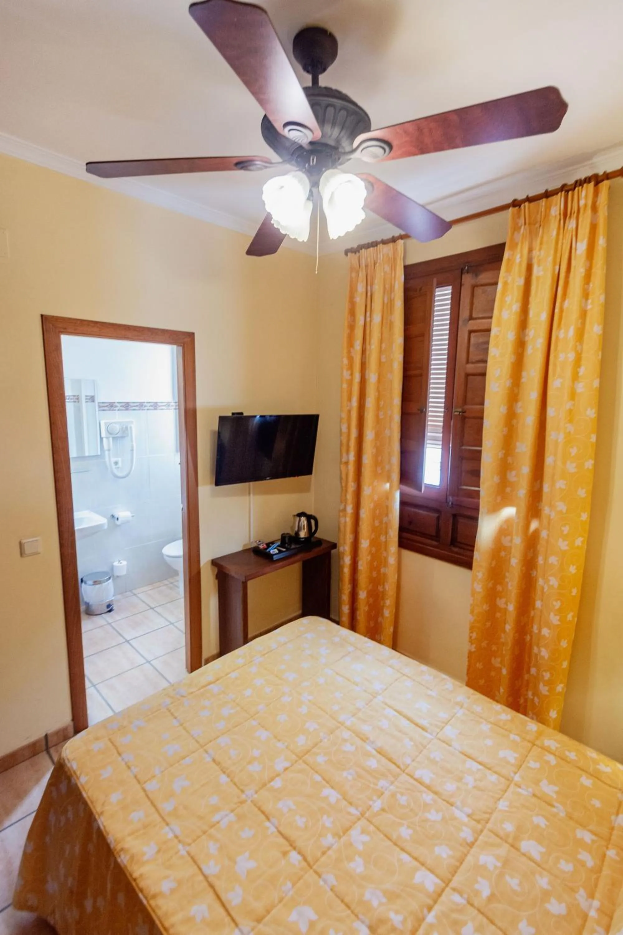 TV and multimedia, Bed in Hostal Loreto